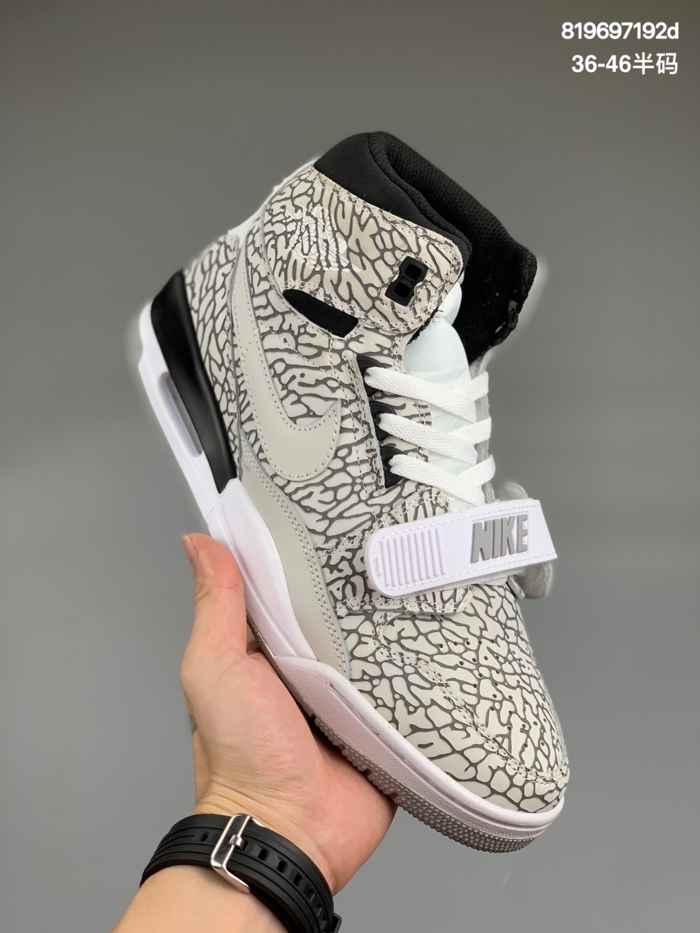 
男女鞋真标半码制#乔丹Air Jordan Legacy 312 Low AJ312 乔丹最强三合一混合版本高帮休闲运动篮球鞋 2008WSYHAY#货号：AQ4160-107 号称“最强三合一” 的 Jordan Legacy 312， 以芝加哥地区代码 312 命名，融合包括 Air Jordan 3、Air Jordan 1 和 Air Trainer 2 在内最经典元素，辨识度极高。货号：AV3922 013
尺码：36-46半码
编码：819697192d