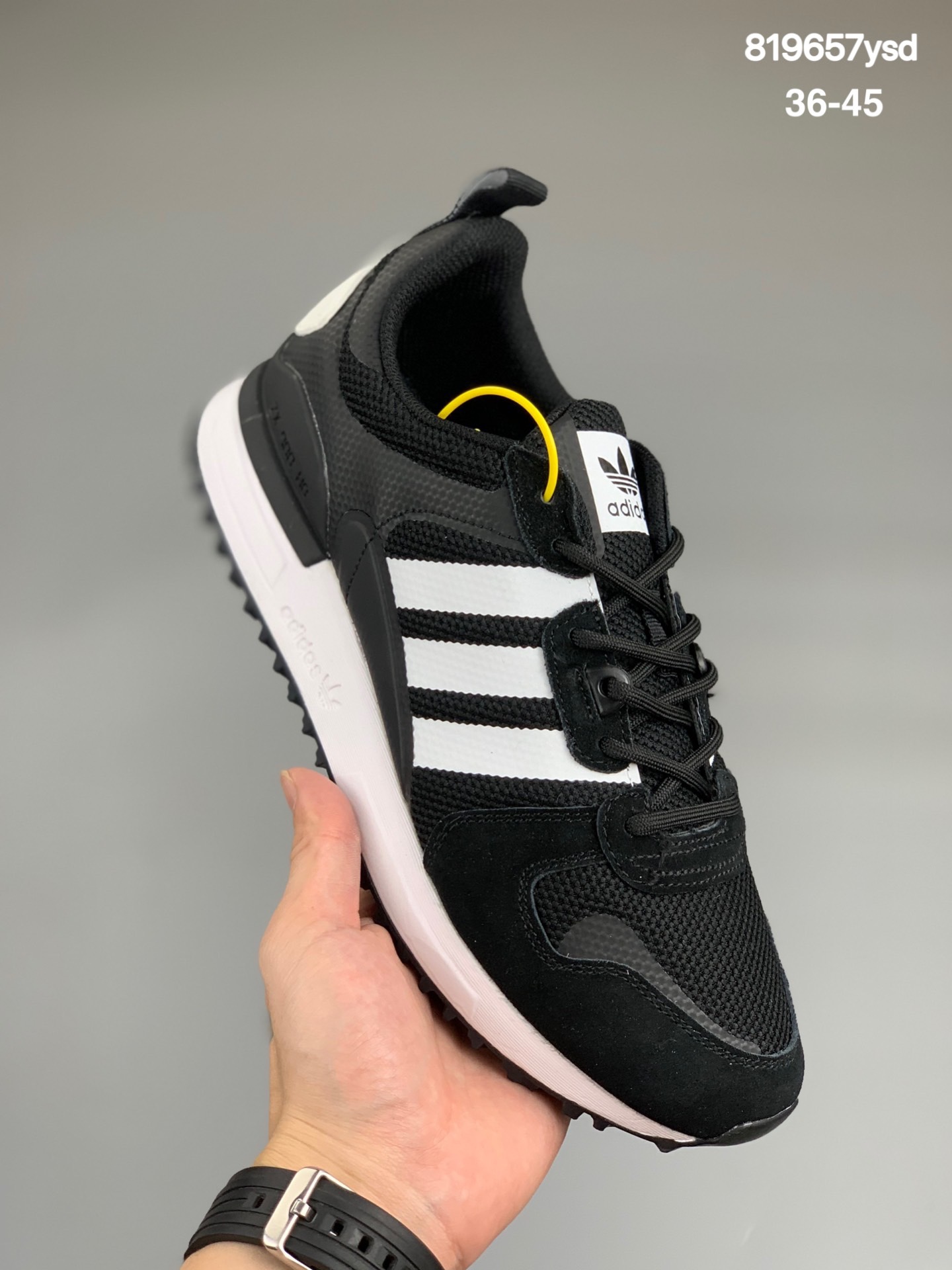 
ZX700 复古 休闲鞋 三叶草舒适运动慢跑鞋 鞋面采用进口头层猪巴及织物混合面，大底采用TPU＋爆米花MD＋耐磨防滑橡胶RB底， 舒适百搭
尺码：36-45
编码：819657ysd