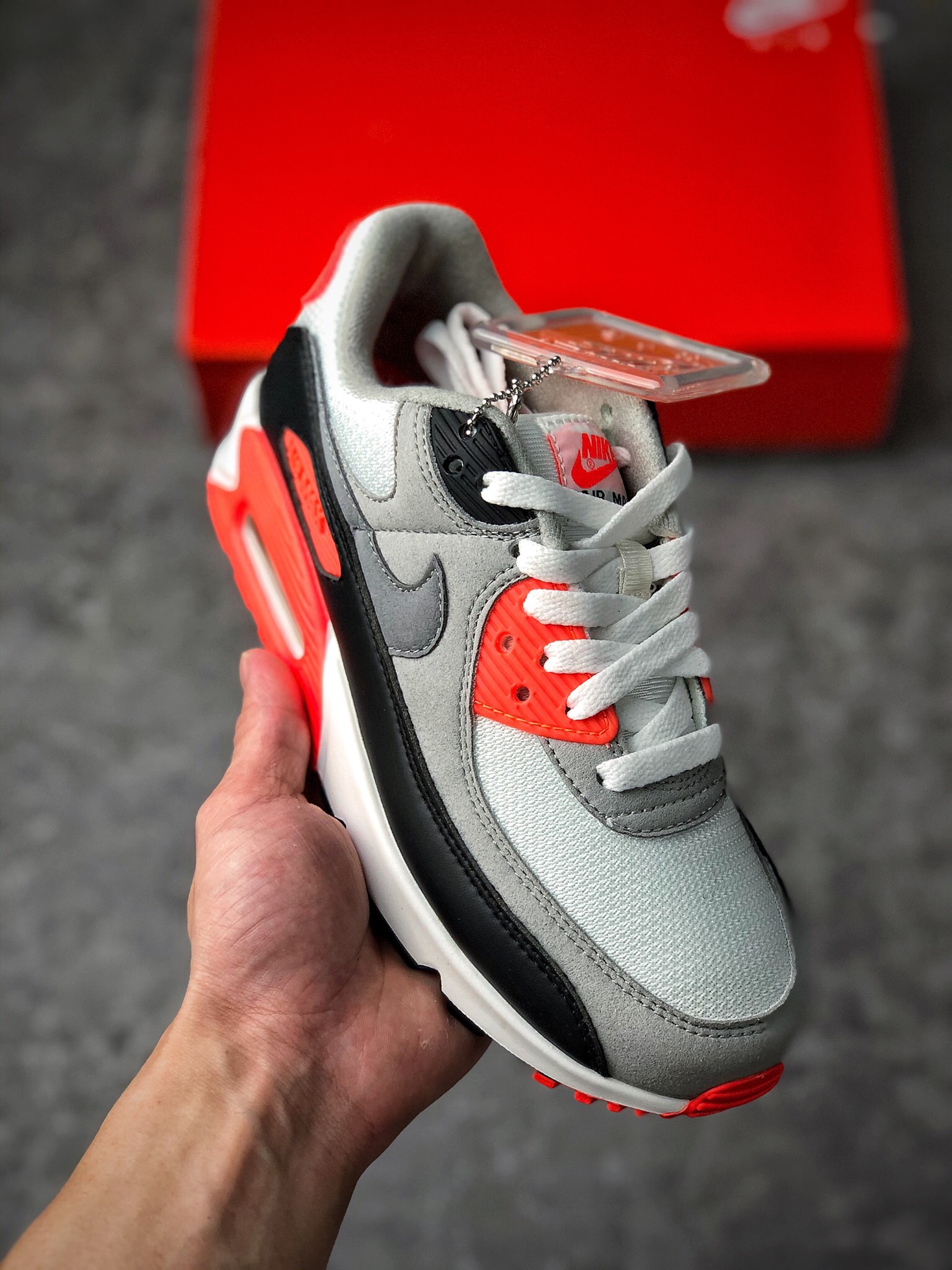  支持放店
Air Max 90 OG “Infrared” 红外线 
纯原 天花板级别
30年经典回归
复刻版本将采用网眼，皮革和绒面革混合制成鞋身，另外Swoosh也将保持原来的缝线设计，Nike称将尽可能保持这双鞋最初的模样，让玩家们找回90年代的感觉。
货号：CT1685 100
尺码：36 36.5 37.5 38 38.5 39 40 40.5 41 42 42.5 43 44 44.5 45 46 47.5