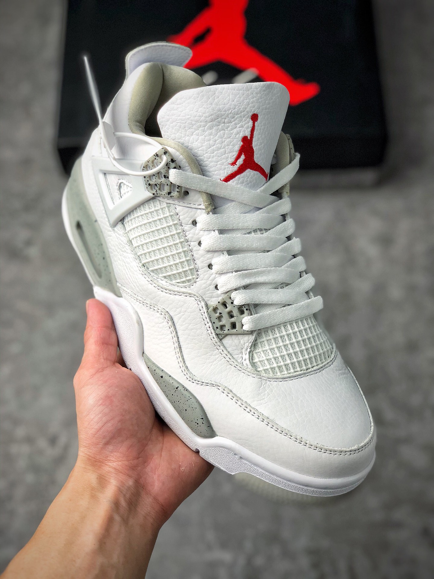  核心放店
Air Jordan 4“White Oreo”AJ4 乔4白奥利奥 CT8527-100
全新「白奥利奥」可以说是与原版奥利奥配色采用反转色调的设计方式打造，大面积白色皮革鞋身在视觉效果上更为清爽。中底、鞋带扣等细节依旧承袭了灰色水泥造型，抢眼的泼墨效果提升整体街头气质。据悉，全新 Air Jordan 4 “White Oreo” 预计将于 5 月 29 日正式发售
尺码：36 36.5 37.5 38 38.5 39 40 40.5 41 42 42.5 43 44 44.5 45 46