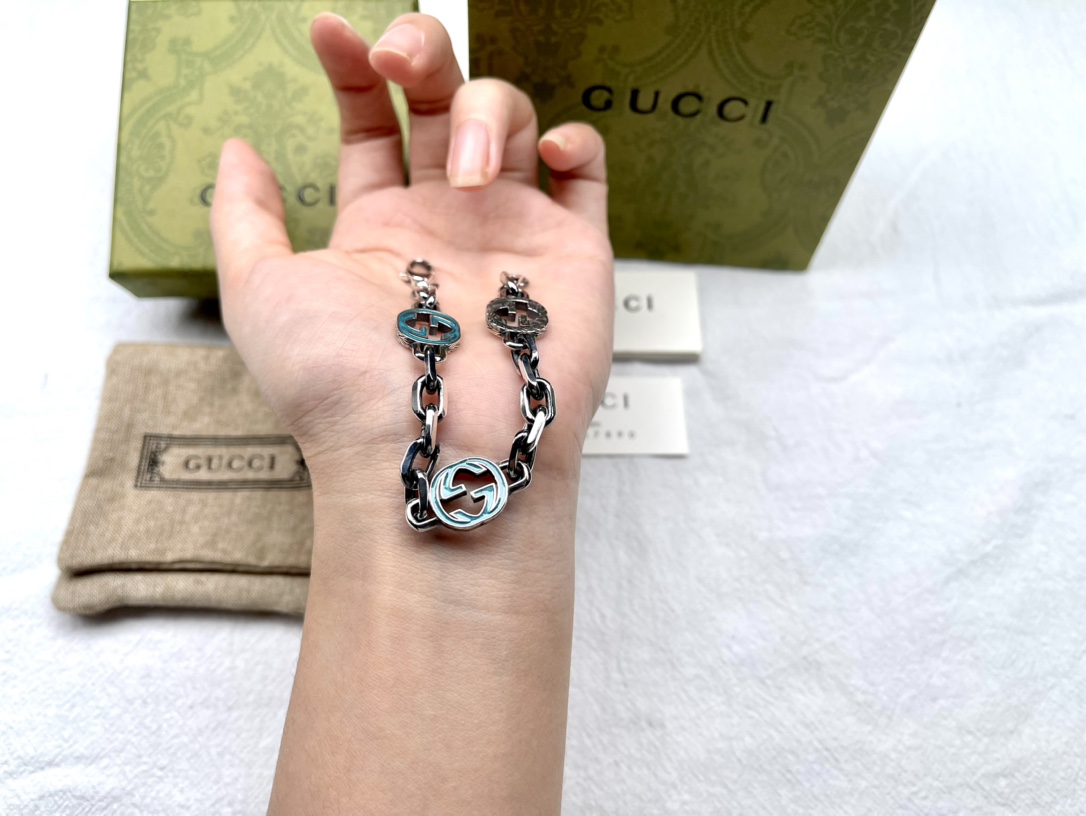 NO:104306,Gucci Gucci Retro Enamel G-shaped Old Bracelet New Hot Sold Sterling Silver Necklace Originated from the 1970s classic design twisted carving pattern consistent with the counter 925 sterling silver material old effect Determine the original pairing buckle [witness] Men and women same style, excellent match A bracelet Two wearing effects [Size17CM 18CM 19CM 20CM], Gucci Bracelet, gucci, gucci, necklace, bracelet, pure silver19860909Gucci古驰 复古珐琅G字做旧手链 新款热卖款纯银项链 源自于70年代的经典设计麻花刻画图案 与专柜一致925纯银材质做旧效果 认准原版对版扣头[机智] 男女同款 搭配超赞 一款手链两种佩戴效果【Size17CM 18CM 19CM 20CM】,古驰手链,gucci,gucci,necklace,bracelet,pure silver,Jewelry