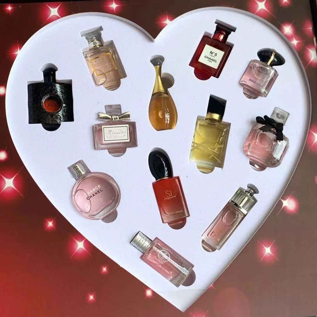 Fragrance Favorites Discovery Gift Set for Her, 12 Samples of Most-Loved Scents 4 i1629428995 8438 3