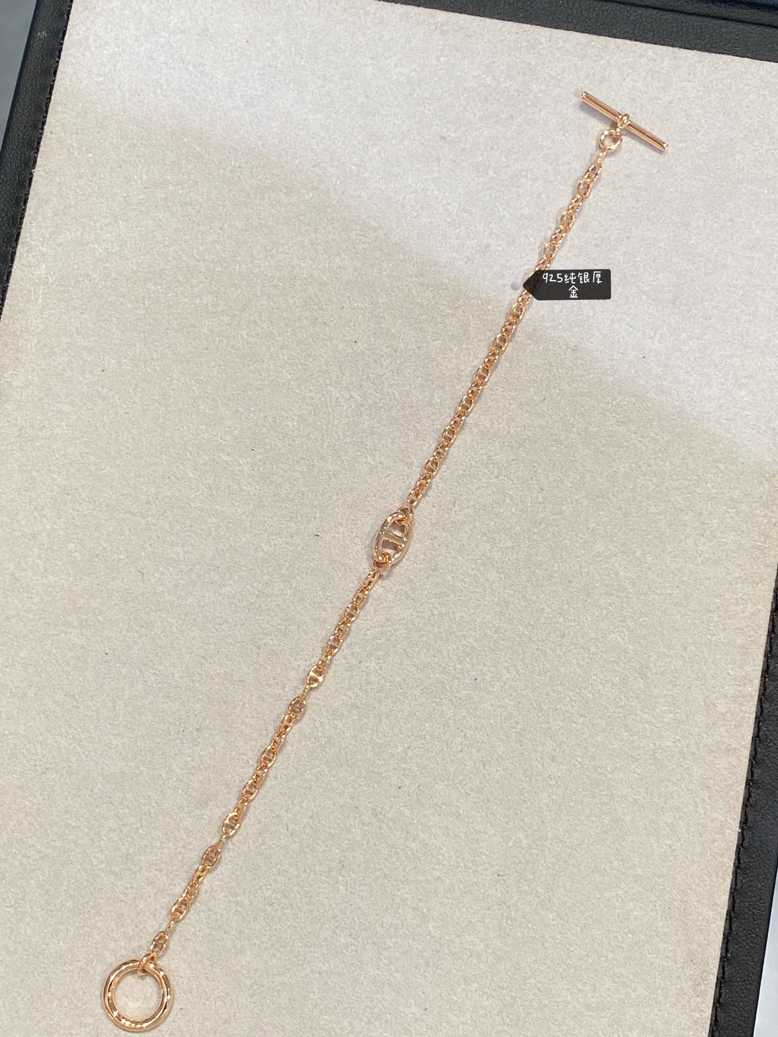 NO:632339,New style, Hermes, New Farandole bracelet, fully handmade pig nose OT buckle bracelet, the whole chain is composed of pig noses of the same size, hand-assembled and hand-polished, very textured, the real thing is very Q, it is a high-end sports-style casual jewelry with all steel stamps and words~ The size is 16.5cm, suitable for hand circumference within 15.5; unit price, hermes, bracelet, Cartier high-end jewelry19860909新款,爱马家,New Farandole手链,全手工猪鼻子OT扣手链,整条链子都是由大小一致的小猪鼻组成,手工组装再手工抛光,非常有质感,实物很Q哦是高级的运动风休闲珠宝钢印字印齐～ 规格16.5cm,适合15.5以内手围； 单价,,hermes,bracelet,卡迪亚高端饰品,Jewelry