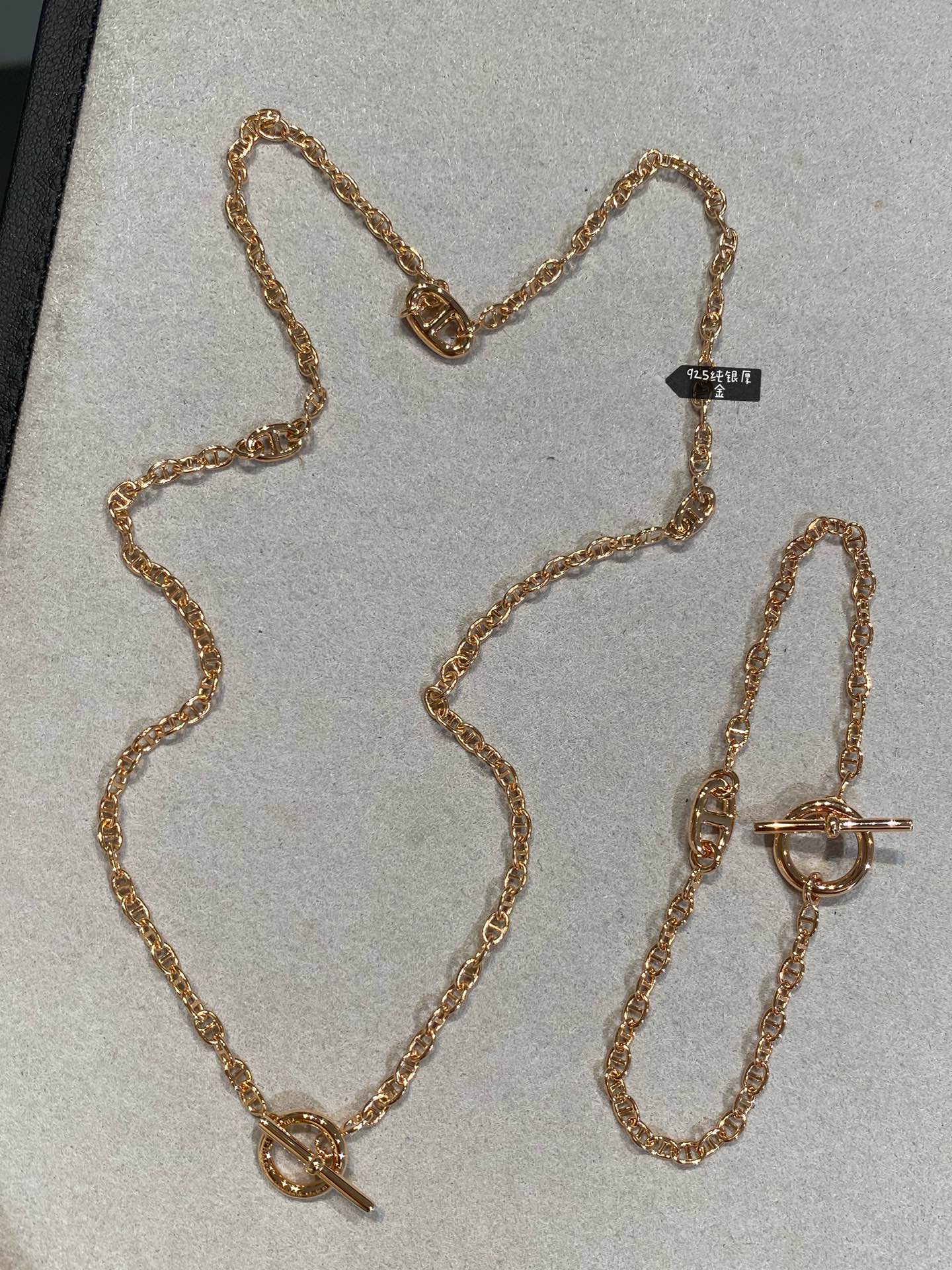 NO:632342,New style, Hermes, New Farandole necklace, fully handmade pig nose OT buckle necklace, choker, the whole chain is composed of pig noses of the same size, hand-assembled and hand-polished, very textured, the real thing is very Q, it is a high-end sports-style casual jewelry with steel stamps and words~ The size is 39cm, and it is more comfortable to wear within a neck circumference of 36~ Unit price, hermes, necklace, Cartier high-end jewelry19860909新款,爱马家,New Farandole颈链,全手工猪鼻子OT扣项链、choker,整条链子都是由大小一致的小猪鼻组成,手工组装再手工抛光,非常有质感,实物很Q哦是高级的运动风休闲珠宝钢印字印齐～ 规格39cm,脖围36以内佩戴较舒适～ 单价,,hermes,necklace,卡迪亚高端饰品,Jewelry