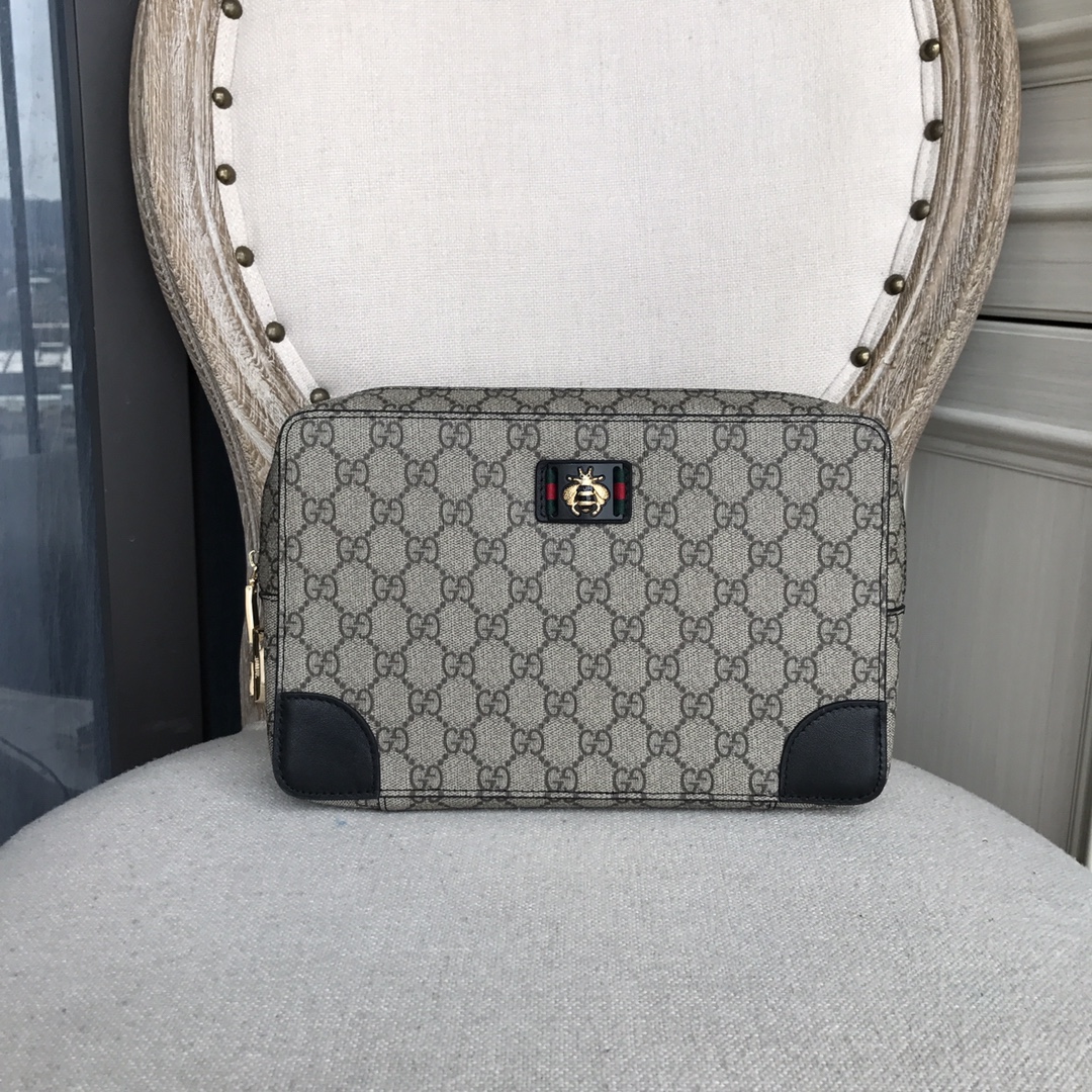 顶级专柜老鼠狠货2022最式Gucci 古奇 Gucci 密码锁男士手拿包火爆款大量出货拉,叫嚣专柜货顶级原单货纸上谈兵吹牛皮的咱不会，请让狠货说话。款式可以复制抄袭，材料做工骗不了懂的人。里外都是顶级材质，顶级进口原厂皮意大利进口小牛皮配专柜料超高清五金logo标志、顶级进口五金、高端绒里料、专用YKK拉链、超顺滑拉链、顶级油边超平滑、顶级设计师打造进口小牛皮配专柜料独特风格制作、超大容量空间设计多隔层多卡位+暗格拉链位、超级舒适手感柔软皮质纹路清晰、针线一寸五针顶级师傅打造、那质感无可挑剔，独一无二的它，大气中有内涵。顶级做工精致注重每个细节颜色：啡格、型号：7526-4尺寸:27-17-5380