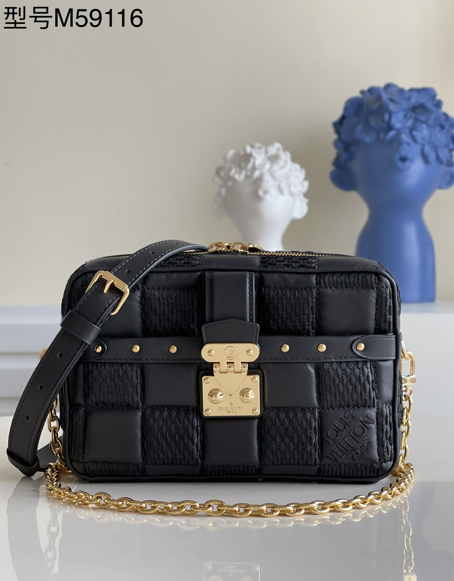 NO:397641,[Exclusive real photo M59116 black] Troca small handbag is Damier quilted and lined with sheepskin. Large Damier plaid, and is decorated with a delicate square configuration. It can move with you whether you are carrying or crossbody, shines with day and night. Detailed features 22 x 15 x 6 cm Q.,LV [original leather],louis vuitton,sheepskin19860909【独家实拍M59116黑】Troca 小号手袋为 Damier 绗缝加衬绵羊皮铺陈大号 Damier 格纹,再为玲珑方正构型点缀 S-lock 锁扣.无论手提或斜挎,均可随身而动,闪耀昼夜场合. 详细特征22 x 15 x 6 厘米 Q.,LV【原厂皮】,louis vuitton,sheepskin,Bag