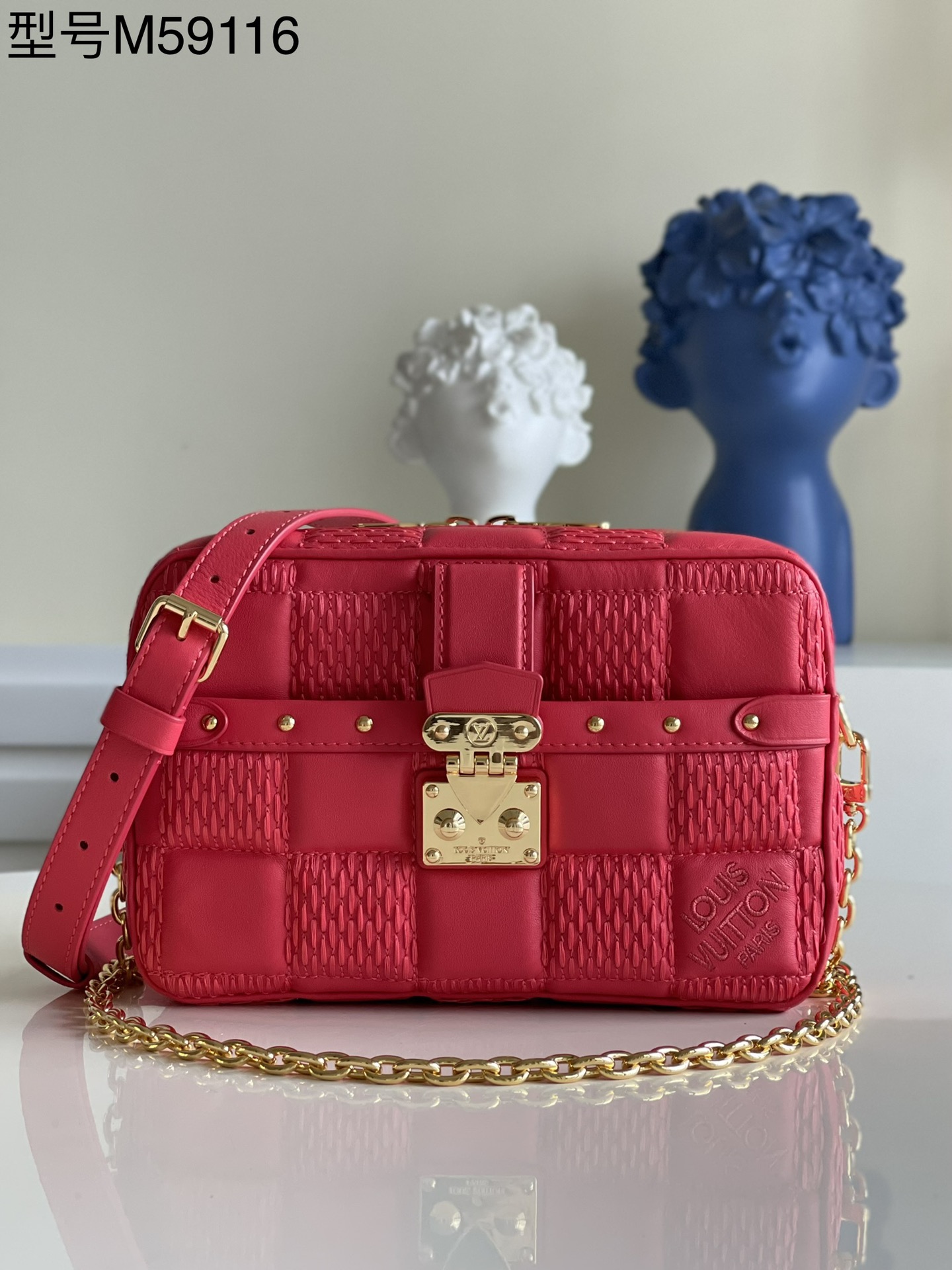 NO:397644,[Exclusive real photo M59116 peach rosé] Troca small handbag is Damier quilted and lined with sheepskin. Large Damier plaid, and is decorated with a delicate square configuration. It can move with you whether you are carrying or crossbody, shines with day and night. Detailed features 22 x 15 x 6 cm Q.,LV [original leather],louis vuitton,sheepskin19860909【独家实拍M59116桃红】Troca 小号手袋为 Damier 绗缝加衬绵羊皮铺陈大号 Damier 格纹,再为玲珑方正构型点缀 S-lock 锁扣.无论手提或斜挎,均可随身而动,闪耀昼夜场合. 详细特征22 x 15 x 6 厘米 Q.,LV【原厂皮】,louis vuitton,sheepskin,Bag