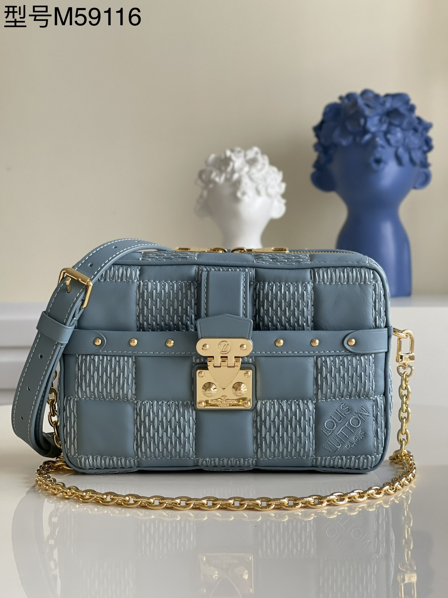 NO:397647,[Exclusive real photo M59116 haze blue] Troca small handbag is made of Damier quilted and lined with sheepskin. Large Damier plaid, and is decorated with a delicate square configuration. It can move with you whether you are carrying or crossbody, and shines in day and night. Detailed features 22 x 15 x 6 cm Q.,LV [original leather],louis vuitton,sheepskin19860909【独家实拍M59116雾霾蓝】Troca 小号手袋为 Damier 绗缝加衬绵羊皮铺陈大号 Damier 格纹,再为玲珑方正构型点缀 S-lock 锁扣.无论手提或斜挎,均可随身而动,闪耀昼夜场合. 详细特征22 x 15 x 6 厘米 Q.,LV【原厂皮】,louis vuitton,sheepskin,Bag