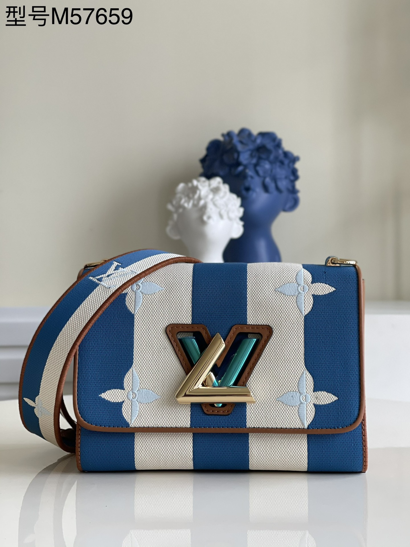 NO:397551,【Exclusive real-life model M57659】m50280 Parasol capsule series Twist medium handbags combine delicate calfskin and colorful embroidered canvas, presenting the iconic stripes of beach parasols, with Monogram flowers hidden on the edges. Removable wide shoulder straps to achieve a trendy carrying method. Detailed features 23 x 17 x 9.5 cm (length x height x width) P.850,LV [original leather],louis vuitton,cowhide19860909【独家实拍型号M57659】m50280 Parasol 胶囊系列 Twist 中号手袋融合细腻小牛皮和缤纷刺绣帆布,呈现沙滩阳伞的标志性条纹,边缘暗藏 Monogram 花卉.可拆卸宽幅肩带实现潮流背携方式. 详细特征23 x 17 x 9.5 厘米 (长度 x 高 x 宽) P.850,LV【原厂皮】,louis vuitton,cowhide,Bag