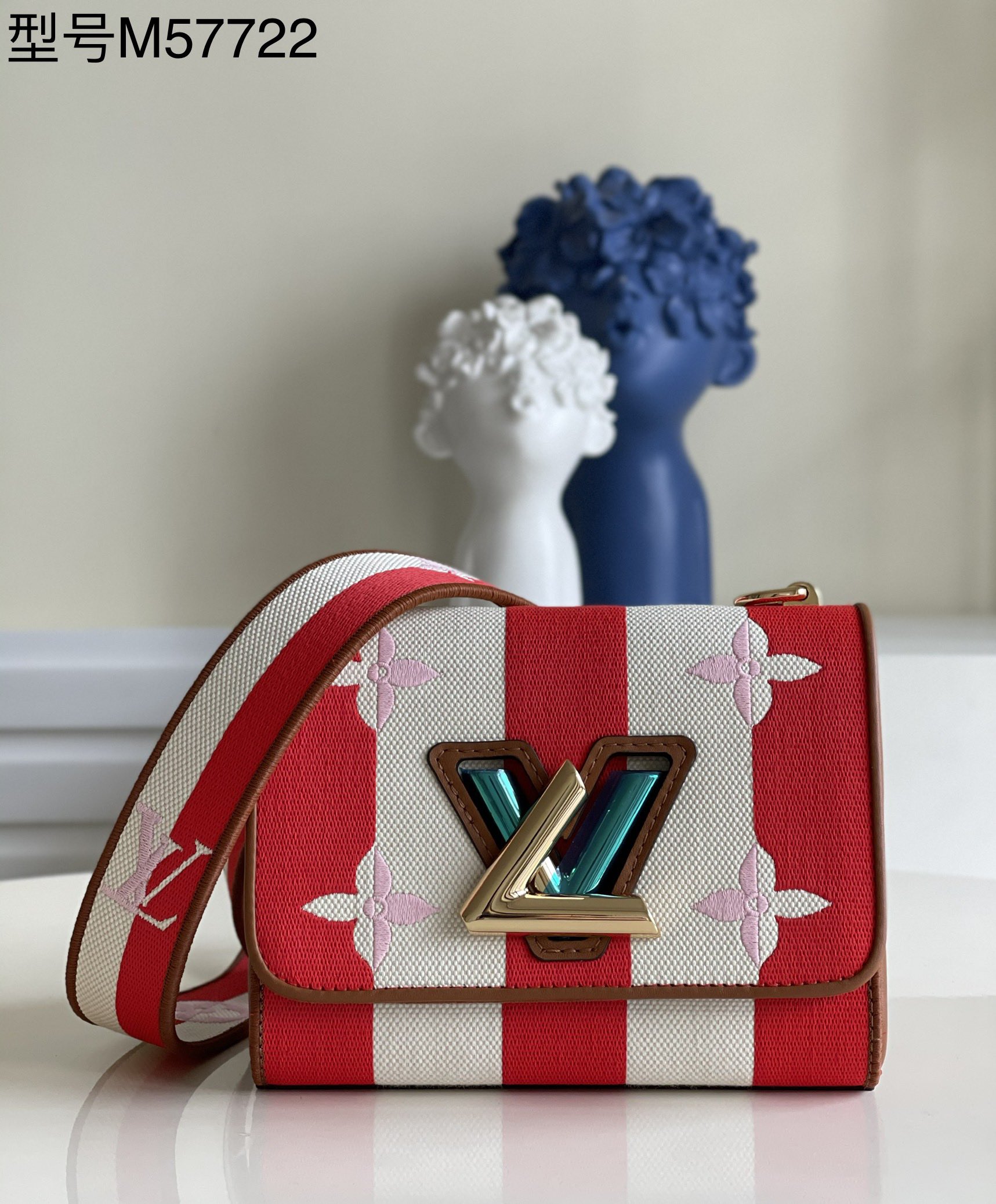 NO:397554,【Exclusive real-life model M57722】M50280 Parasol capsule series Twist small handbag creatively combines striped canvas and natural calfskin, making Monogram floral embroidery implicitly bloom on the edge of the stripes, paired with a removable wide shoulder strap. Detailed features 19 x 15 x 9 cm P.830, LV [original leather], louis vuitton, cowhide19860909【独家实拍型号M57722】M50280 Parasol 胶囊系列 Twist 小号手袋创意融合条纹帆布和天然小牛皮,令 Monogram 花卉刺绣于条纹边缘含蓄绽放,搭配可拆卸宽幅肩背带. 详细特征19 x 15 x 9 厘米 P.830,LV【原厂皮】,louis vuitton,cowhide,Bag