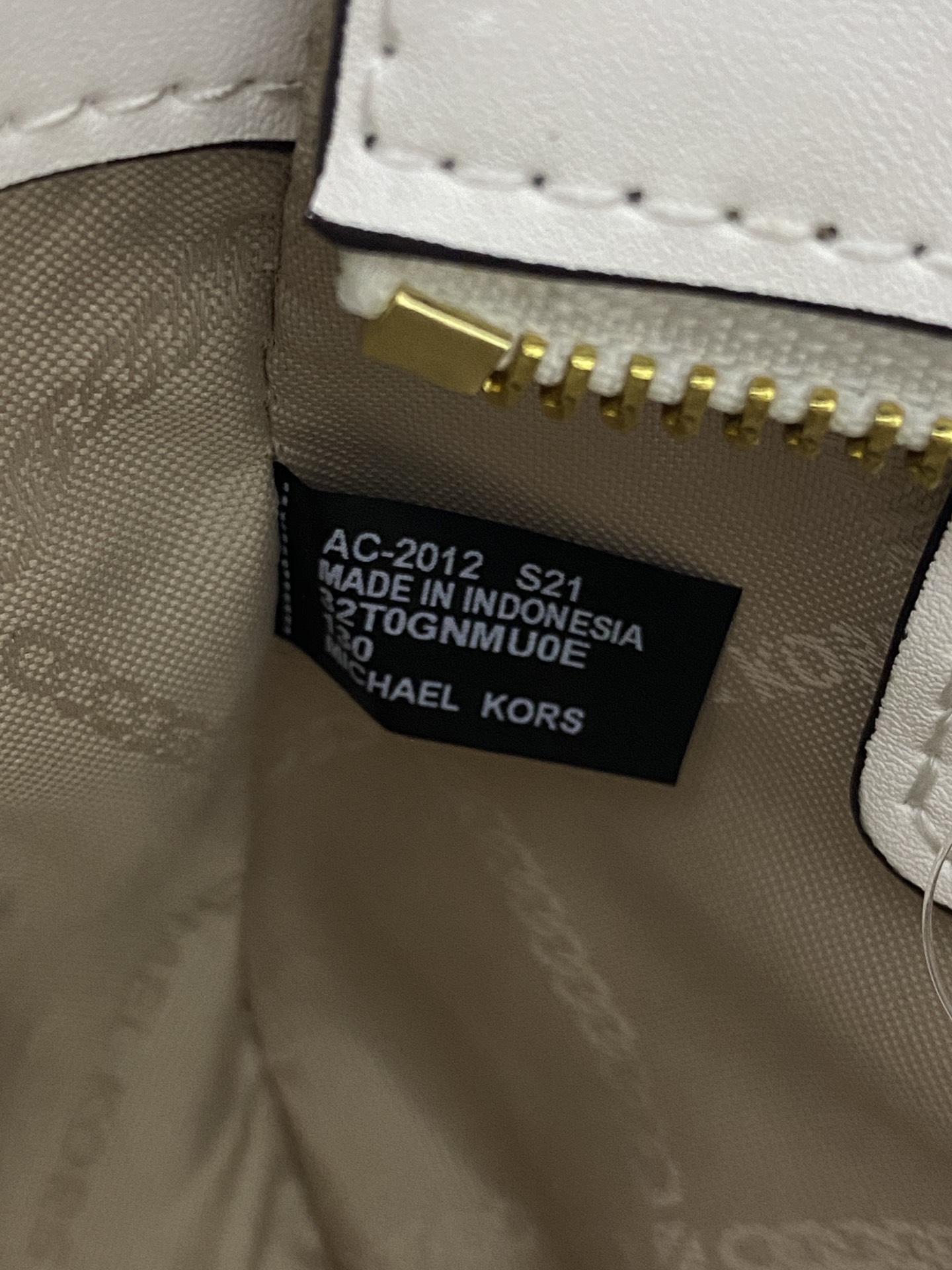 Michael Kors ～MK Carmen 超小号鳄鱼纹牛皮腋下包新月包迷你手提单肩包 散发一股年轻气息 而优雅