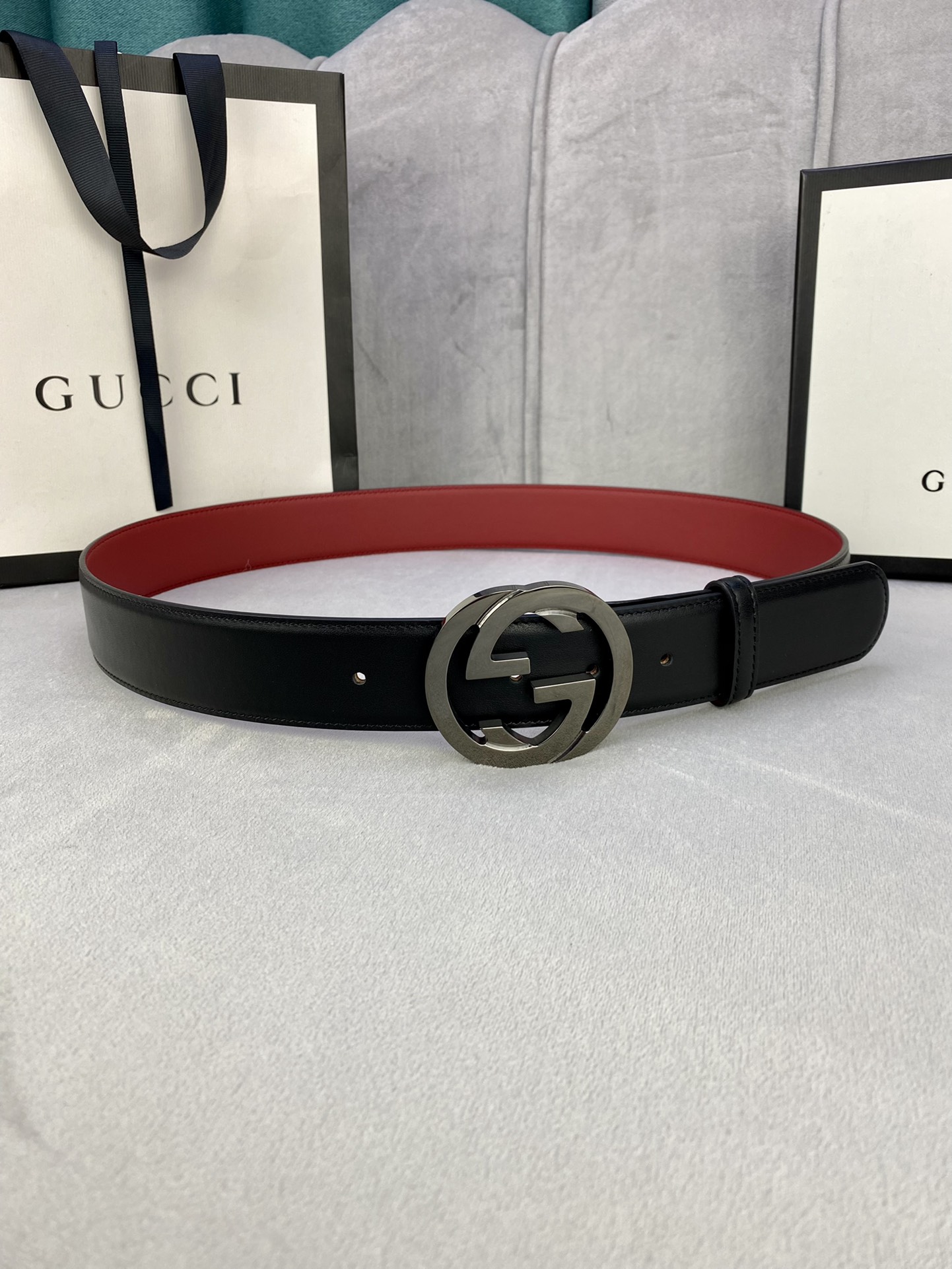 Pybdly 宽度4.0cm gucci 互扣式双G带扣，源自品牌现代风格典藏设计，经过重新诠释而别具新意。呈现于纤细的皮革腰带之上。