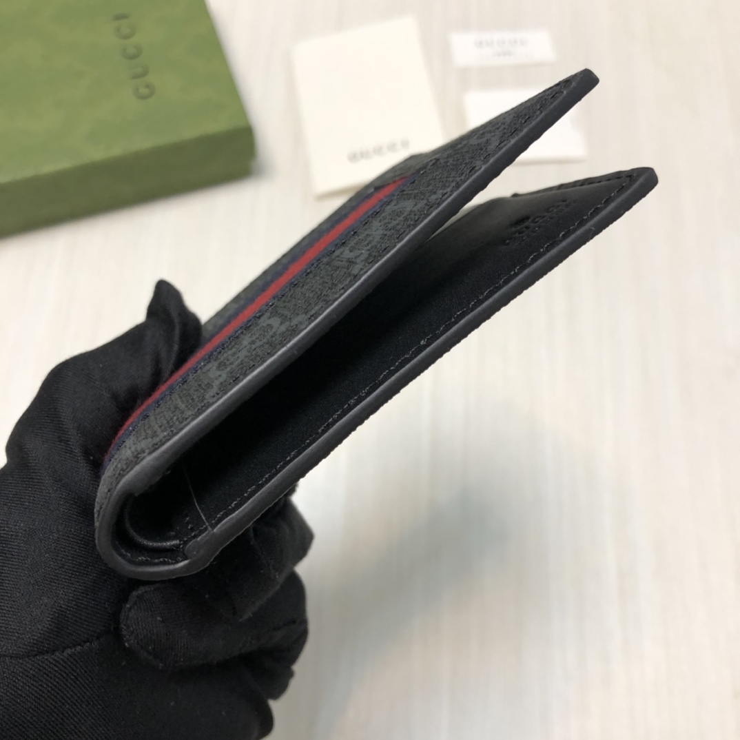 由G家最具辨识性的两种标志 — GG图案和织带精心搭配制作。此款短皮夹采用GG Supreme高级人造帆