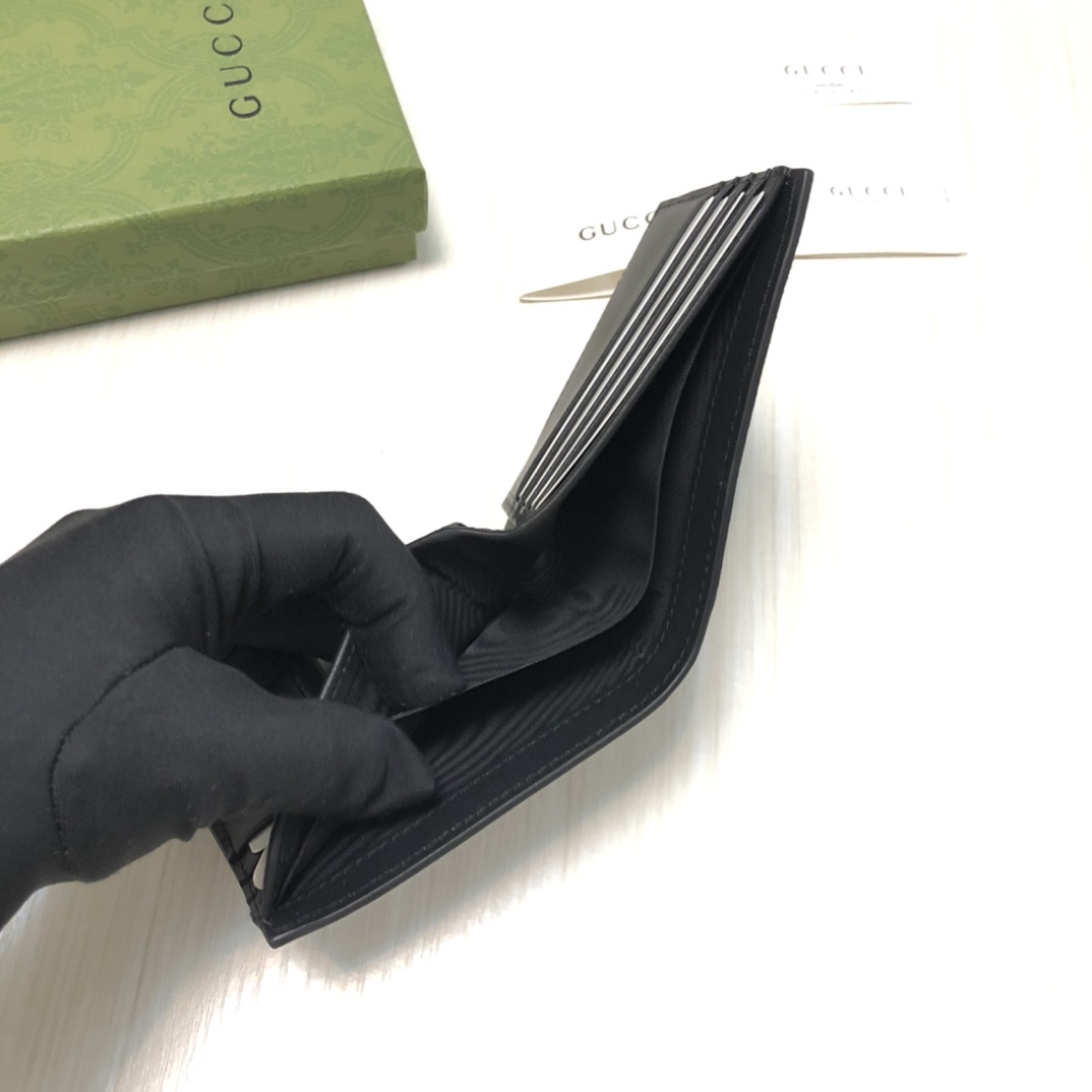 由G家最具辨识性的两种标志 — GG图案和织带精心搭配制作。此款短皮夹采用GG Supreme高级人造帆