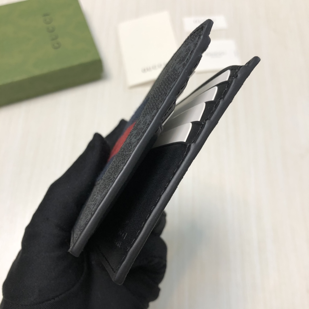 由G家最具辨识性的两种标志 — GG图案和织带精心搭配制作。此款短皮夹采用GG Supreme高级人造帆