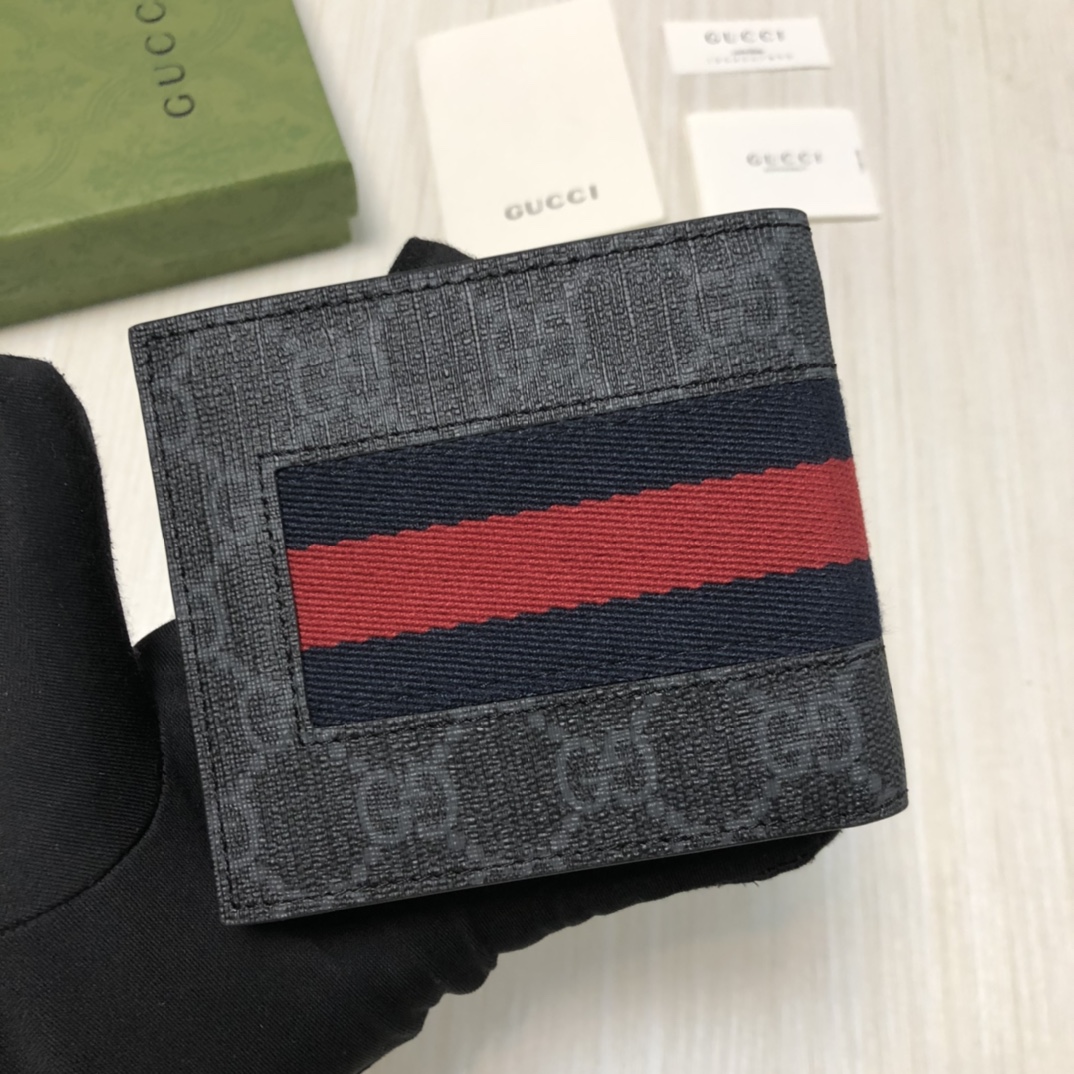 由G家最具辨识性的两种标志 — GG图案和织带精心搭配制作。此款短皮夹采用GG Supreme高级人造帆