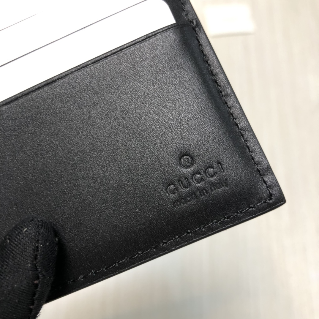 由G家最具辨识性的两种标志 — GG图案和织带精心搭配制作。此款短皮夹采用GG Supreme高级人造帆