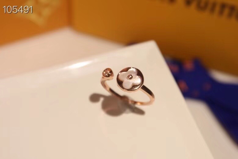 NO:360287,Ring Sterling Silver LV New LV Limited Natural Mother Stainless Steel Ring is very eye-catching and white, with perfect details!  Opening single size, Lv ring, louis vuitton, ring, pure silver19860909戒指s纯银 LV新款LV限定天然母贝戒指非常抢眼显白 细节完美！开口均码,Lv戒指,louis vuitton,ring,pure silver,Jewelry