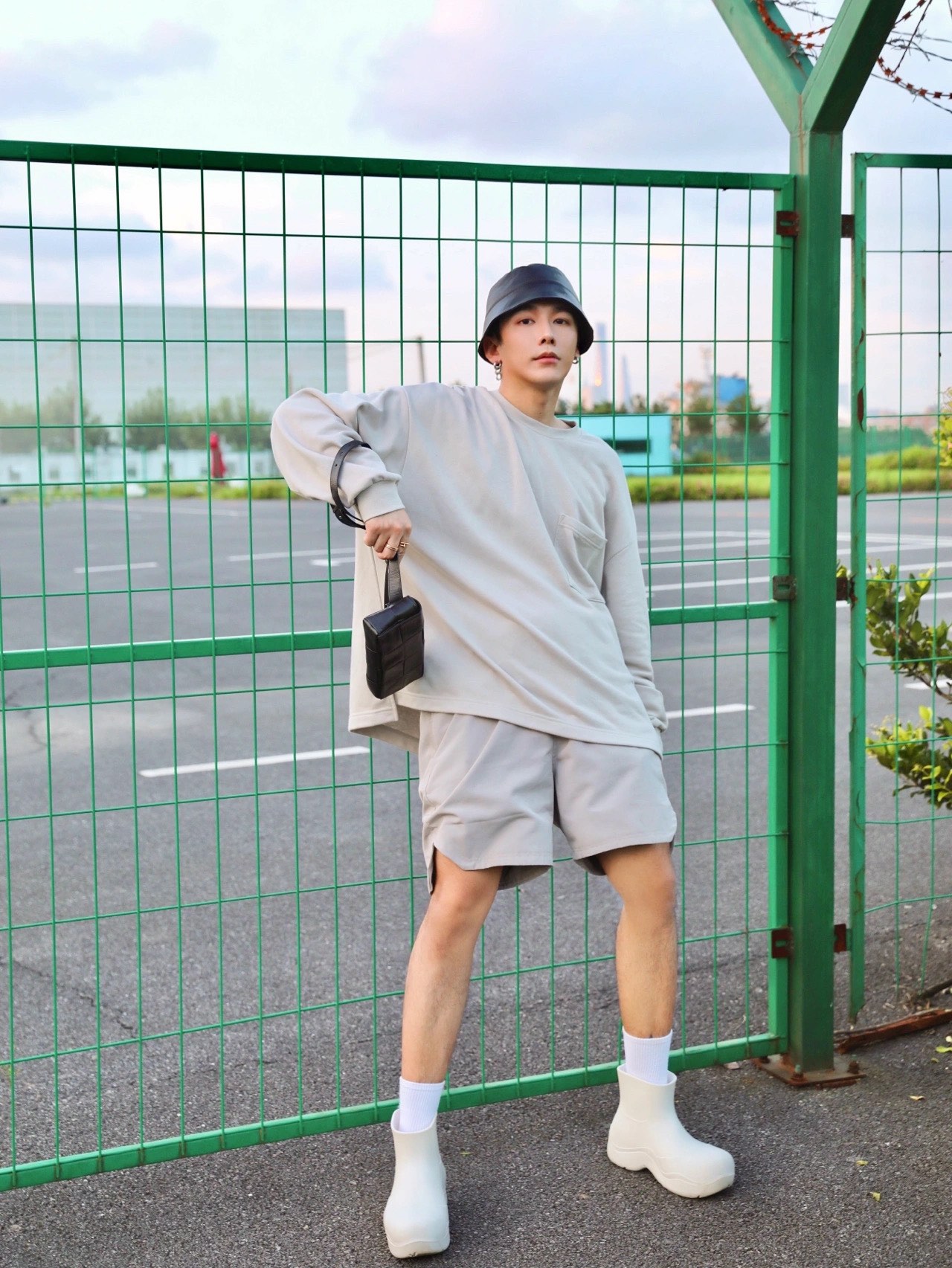 Bottega Veneta葆蝶家 Cassttte四格 651053油蜡皮黑色