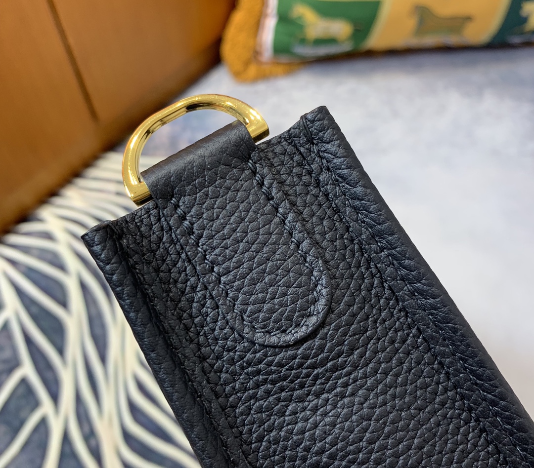 Hermès Evelyne 29: Chic Leather Crossbody Bag with Adjustable Strap 6 i1629536854 113 4