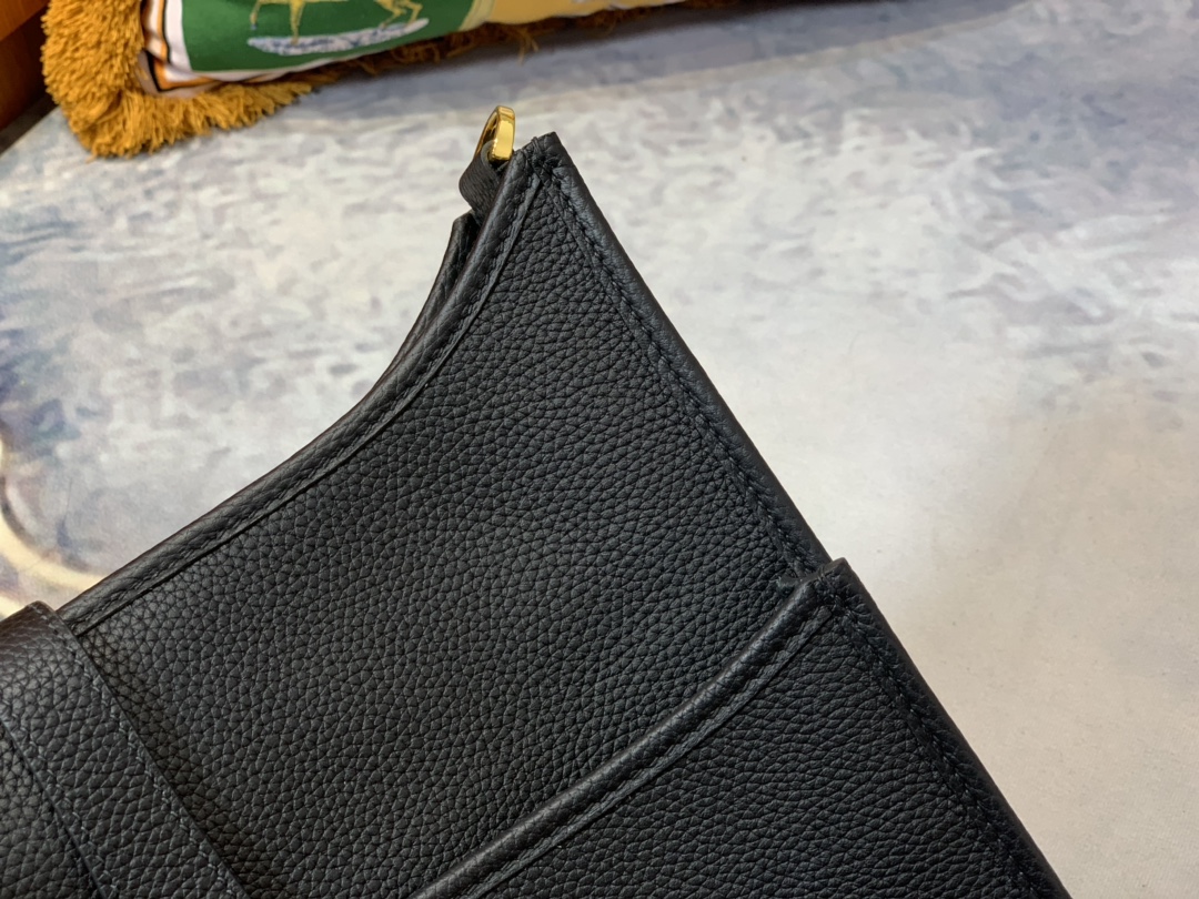 Hermès Evelyne 29: Chic Leather Crossbody Bag with Adjustable Strap 5 i1629536854 6161 3
