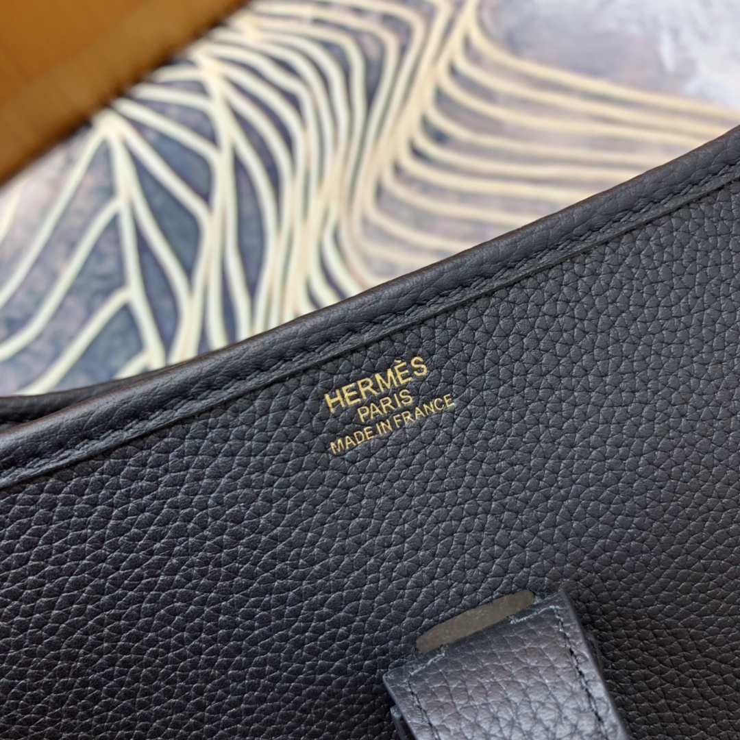 Hermès Evelyne 29: Chic Leather Crossbody Bag with Adjustable Strap 7 i1629536854 6559 5