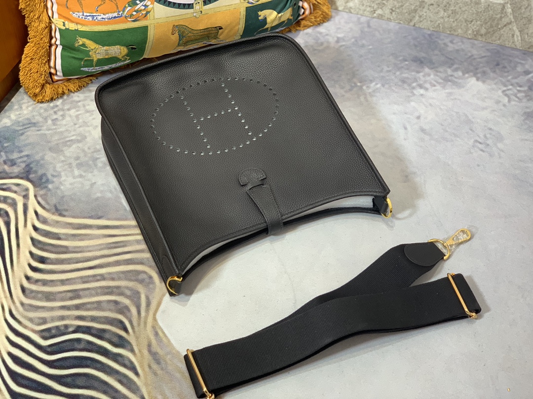 Hermès Evelyne 29: Chic Leather Crossbody Bag with Adjustable Strap 4 i1629536854 8537 2