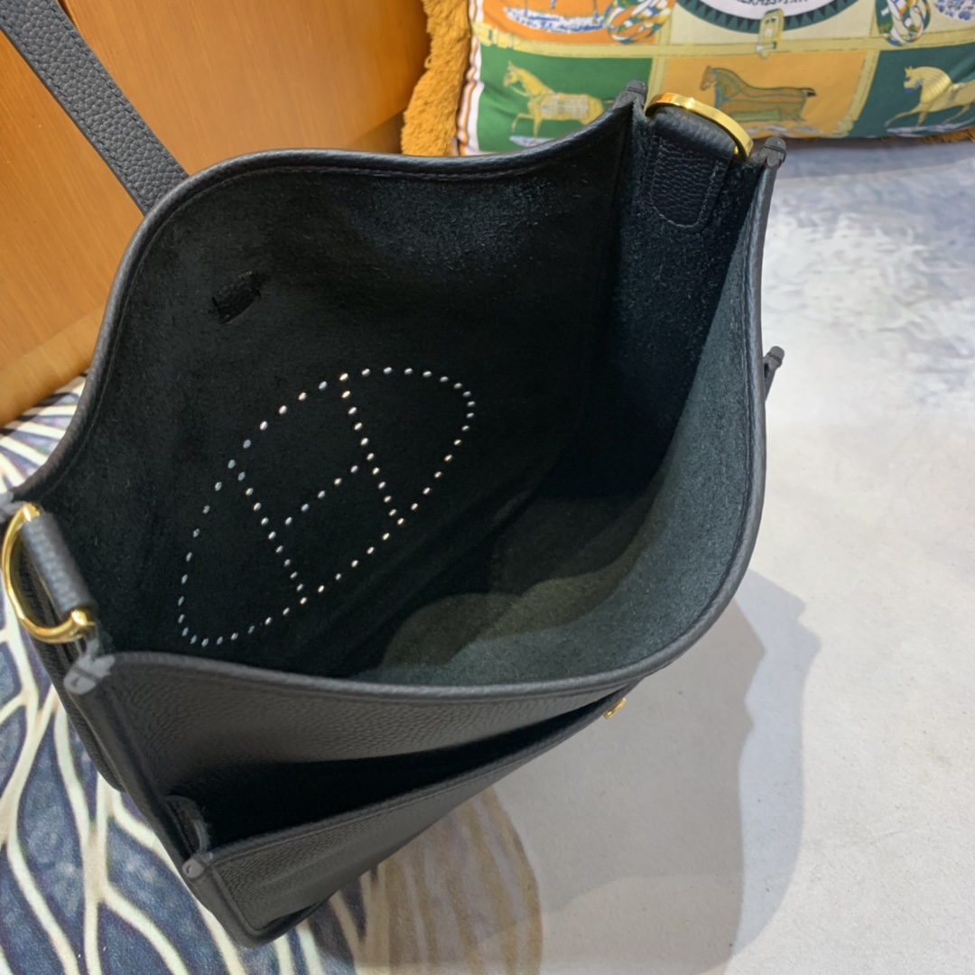 Hermès Evelyne 29: Chic Leather Crossbody Bag with Adjustable Strap 8 i1629536854 9748 6