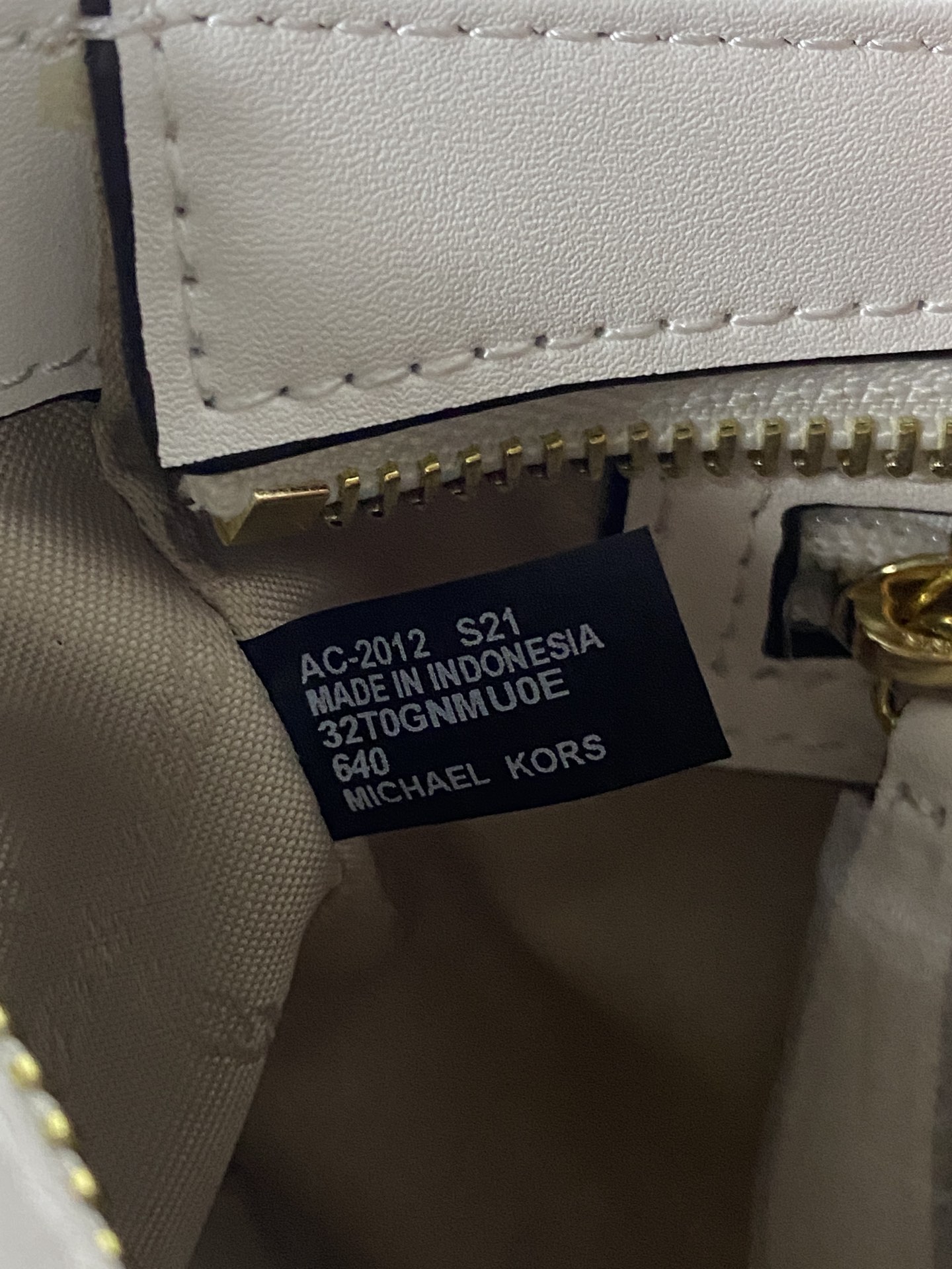 Michael Kors ～MK Carmen 超小号鳄鱼纹牛皮腋下包新月包迷你手提单肩包 散发一股年轻气息 而优雅