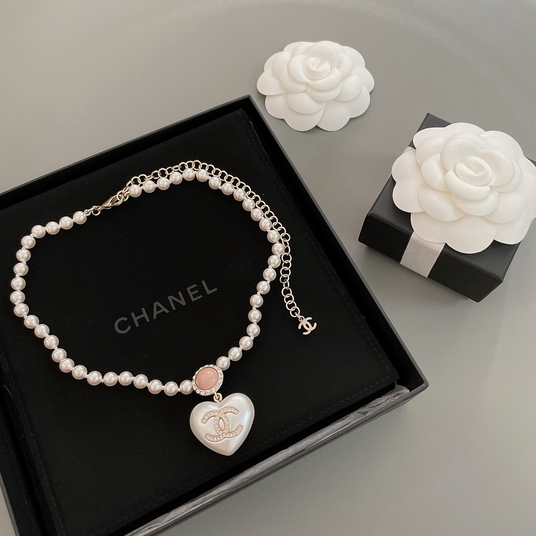 NO:816568,88220【Fragrant Love Pearl Necklace】Z, the most popular series this season!  ZG is out of stock, super hard to buy!  , you must enter, pink beads + white heart, white beads + white heart!  Pink is girly, white is classic and versatile, both colors are so good that I cry!  No need to say anything, just look at the picture and you can feel the texture, the specific heart-shaped accessories, and the Swarovski pearls’ color and luster are impeccable!  Come, close your eyes and put in the whole set, please consciously replenish your brain for its perfection, and strongly appeal to every baby to keep it for himself!  ,,necklace,Cardia high-end jewelry1986090988220【香爱心珍珠项链】Z ,本季度最火爆系列！ZG断货王,超超超难买的！,一定一定要入,粉珠+白爱心,白珠+白爱心！粉色少女心,白色经典百搭,两色都特么的好看到哭了！什么也不需要说,看图片即可感受出那种质感,特定的心形配件,颗颗施华洛珍珠色泽光感无懈可击！来,闭眼整套入,请自觉补脑它的完美,强烈呼吁每一个宝宝都必须自留！,,necklace,卡迪亚高端饰品,Jewelry