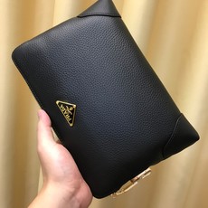2021年P家最新手包,意大利进口头层牛皮,手感超舒服。配2位数密码锁🔒,牛皮硬皮包角防磨损又不失线条美,拿到绝对让你爱 2021年P家最新手包,意大利进口头层牛皮,手感超舒服。配2位数密码锁🔒,牛皮硬皮包角防磨损又不失线条美,拿到绝对让你爱