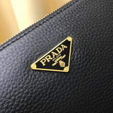 2021年P家最新手包,意大利进口头层牛皮,手感超舒服。配2位数密码锁🔒,牛皮硬皮包角防磨损又不失线条美,拿到绝对让你爱 2021年P家最新手包,意大利进口头层牛皮,手感超舒服。配2位数密码锁🔒,牛皮硬皮包角防磨损又不失线条美,拿到绝对让你爱