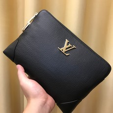 2021年V家最新手包,意大利进口头层牛皮,手感超舒服。配2位数密码锁🔒,牛皮硬皮包角防磨损又不失线条美,拿到绝对让你爱 2021年V家最新手包,意大利进口头层牛皮,手感超舒服。配2位数密码锁🔒,牛皮硬皮包角防磨损又不失线条美,拿到绝对让你爱