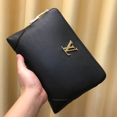 2021年V家最新手包,意大利进口头层牛皮,手感超舒服。配2位数密码锁🔒,牛皮硬皮包角防磨损又不失线条美,拿到绝对让你爱 2021年V家最新手包,意大利进口头层牛皮,手感超舒服。配2位数密码锁🔒,牛皮硬皮包角防磨损又不失线条美,拿到绝对让你爱