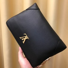 2021年V家最新手包,意大利进口头层牛皮,手感超舒服。配2位数密码锁🔒,牛皮硬皮包角防磨损又不失线条美,拿到绝对让你爱 2021年V家最新手包,意大利进口头层牛皮,手感超舒服。配2位数密码锁🔒,牛皮硬皮包角防磨损又不失线条美,拿到绝对让你爱