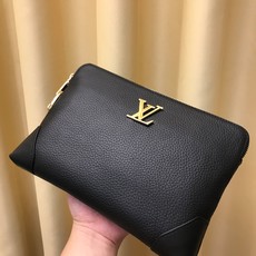 2021年V家最新手包,意大利进口头层牛皮,手感超舒服。配2位数密码锁🔒,牛皮硬皮包角防磨损又不失线条美,拿到绝对让你爱 2021年V家最新手包,意大利进口头层牛皮,手感超舒服。配2位数密码锁🔒,牛皮硬皮包角防磨损又不失线条美,拿到绝对让你爱