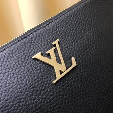 2021年V家最新手包,意大利进口头层牛皮,手感超舒服。配2位数密码锁🔒,牛皮硬皮包角防磨损又不失线条美,拿到绝对让你爱 2021年V家最新手包,意大利进口头层牛皮,手感超舒服。配2位数密码锁🔒,牛皮硬皮包角防磨损又不失线条美,拿到绝对让你爱