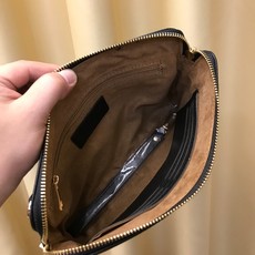 2021年V家最新手包,意大利进口头层牛皮,手感超舒服。配2位数密码锁🔒,牛皮硬皮包角防磨损又不失线条美,拿到绝对让你爱 2021年V家最新手包,意大利进口头层牛皮,手感超舒服。配2位数密码锁🔒,牛皮硬皮包角防磨损又不失线条美,拿到绝对让你爱