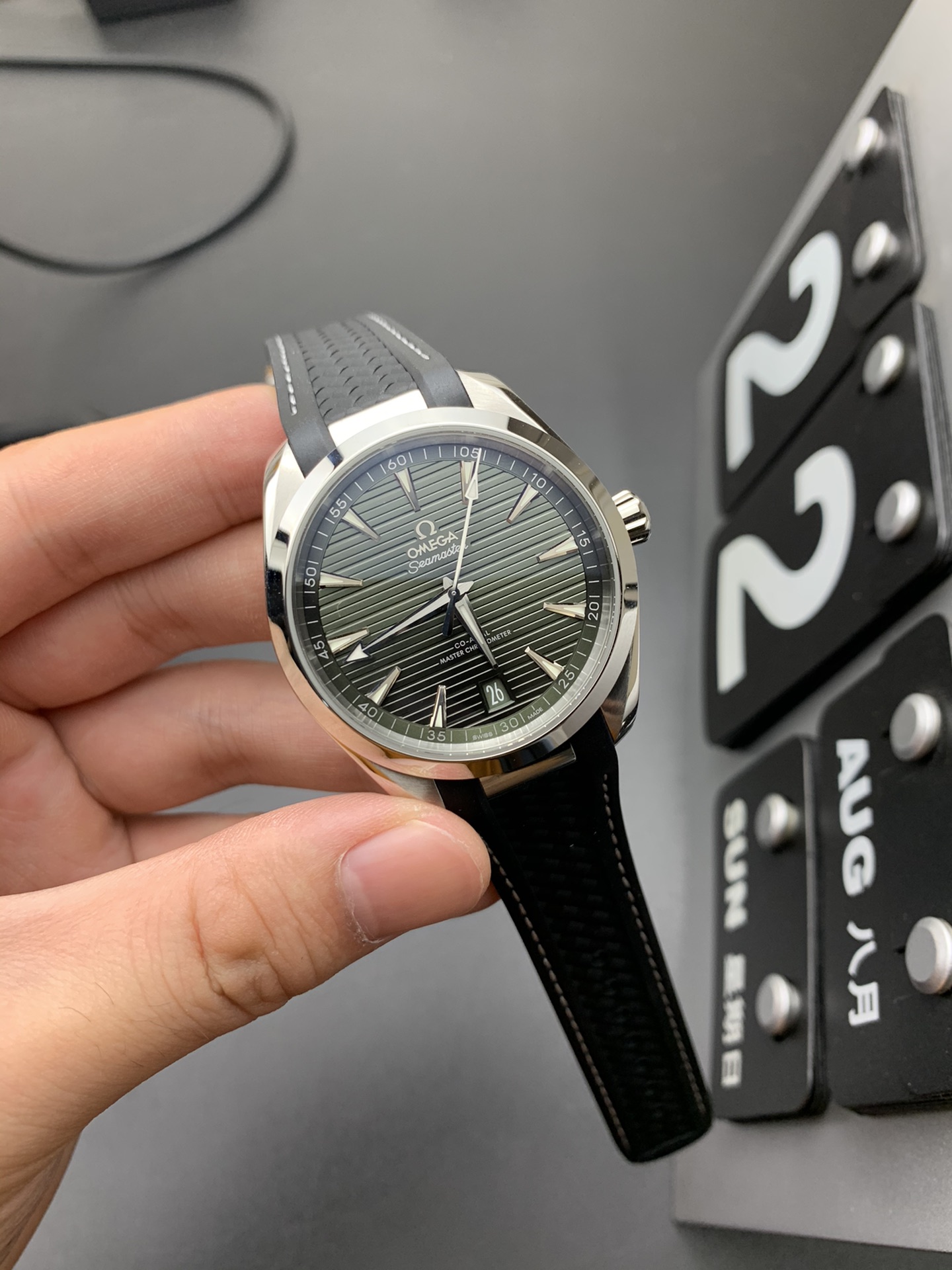 Omega 柚木绿海马