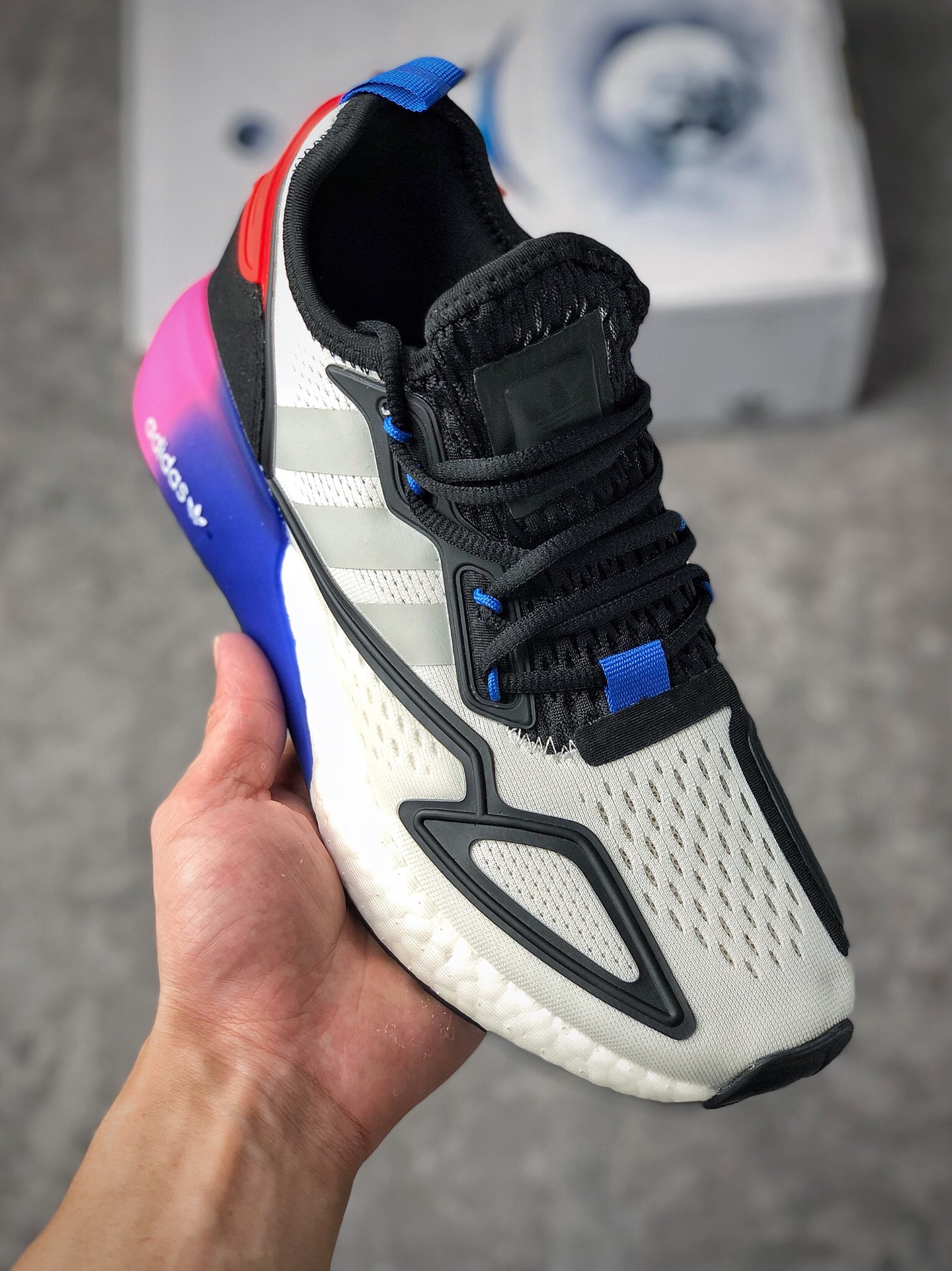  支持放店
AD Originals ZX 2K Boost 
这款街头经典板鞋，采用科技风设计。网材鞋面搭配模制饰面，力求打造未来风范。别致外底，力求伴你保持节奏。采用套入式结构，同时也配鞋带 
官方货号：FY5725
Size：36-45带半码