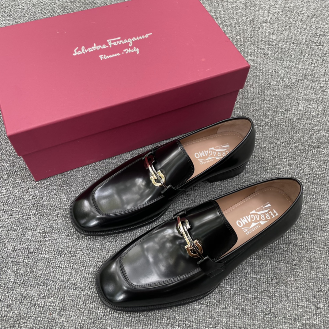 Mocassins Salvatore Ferragamo en cuir noir avec boucle Gancini dorée