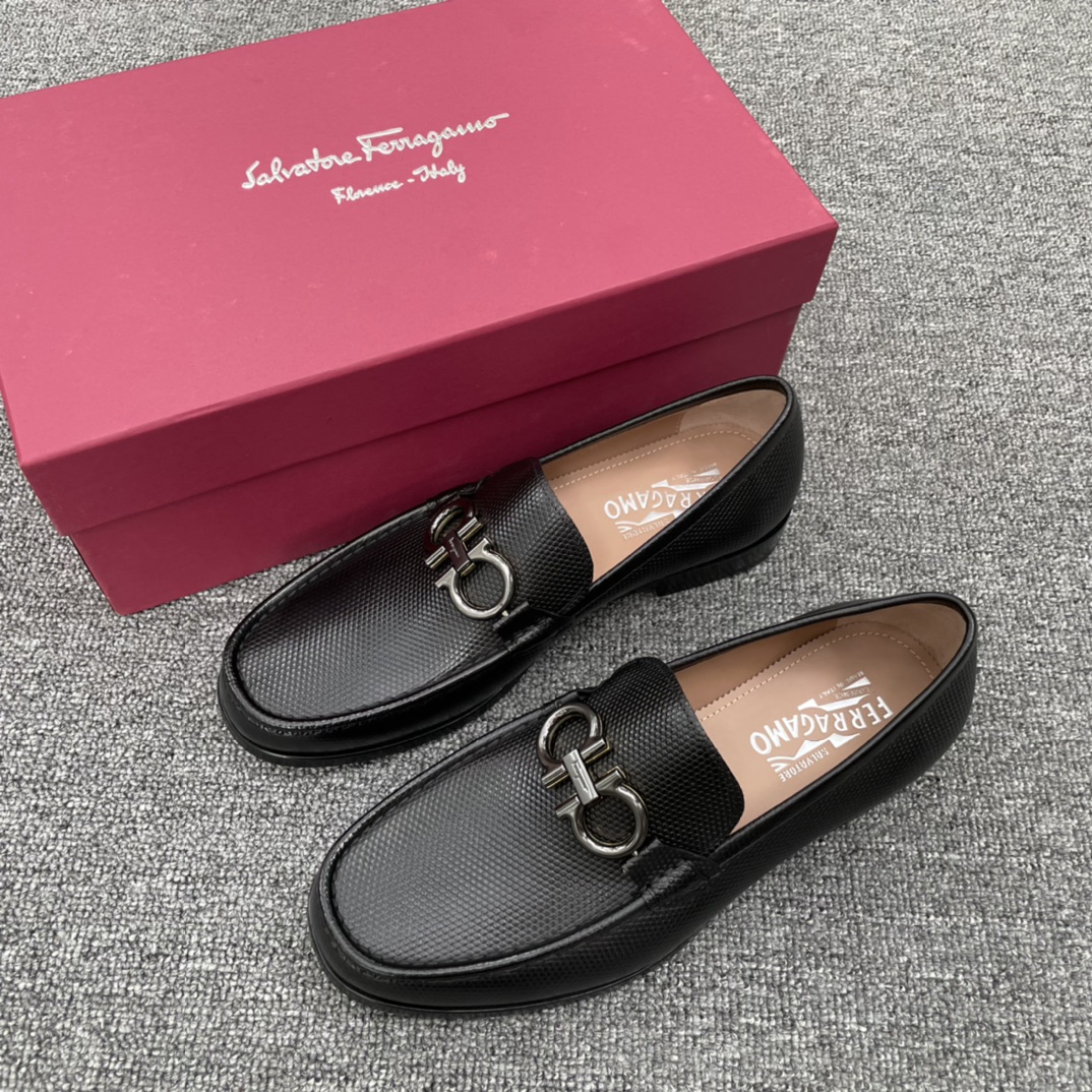 NO:275086,FS Ferragamo Craft Goodyear Handmade Cold Sticker Imported Leather Blank Lapa Calfskin Pearl Fish Pattern Craft Inner Dye Calfskin Fine Leather Gloss Translucent Full-Real Leather Injection-Molded Large Bottom Bottom Car Solid Line Heel Composite Rubber Neck Laser Brand Logo Comfortable and Anti-slip Full Stainless Steel Pull-on Double-sided Hardware Every detail is finely crafted Full set of original packaging Black (calfskin) shipped Size 39/40/41/42/43/44/45, ferragamo, cowhide19860909FS 菲拉格慕 工艺固特异手工冷粘 意大利进口皮胚 拉帕小牛皮珍珠鱼纹工艺 内里本染小牛皮 皮质细腻 光泽透亮 全真皮皮层注塑大底 底部车实线 后跟复合橡胶底片 镭射品牌标识 舒适防滑 全不锈钢拉扣双面五金 每一个细节都是精工细作 全套原包装 黑色（小牛皮）出货 尺码39/40/41/42/43/44/45,,ferragamo,cowhide,Men's shoes