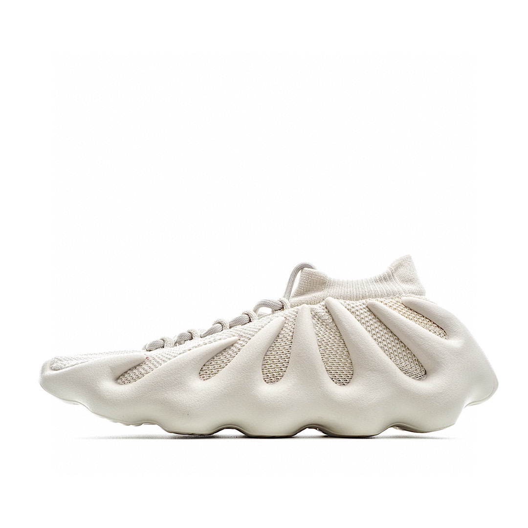 G0 公司级 椰子450跑鞋 鞋面依旧采用采用编织袜套鞋面搭配夸张的锯齿中底设计，独特的上翻结构十分符合各路球鞋玩家给他的爱称，可谓是目前最为独特的Yeezy鞋款。