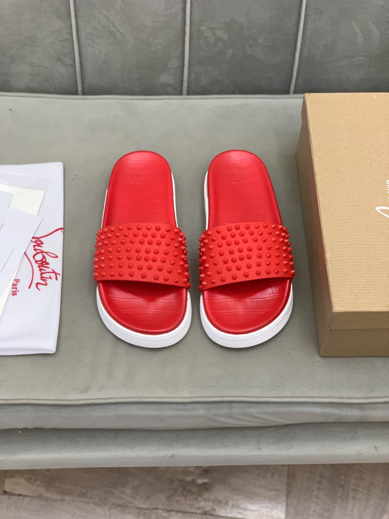 Precio de venta: P150 Marca comercial: CL Red Bottom Shoes* 