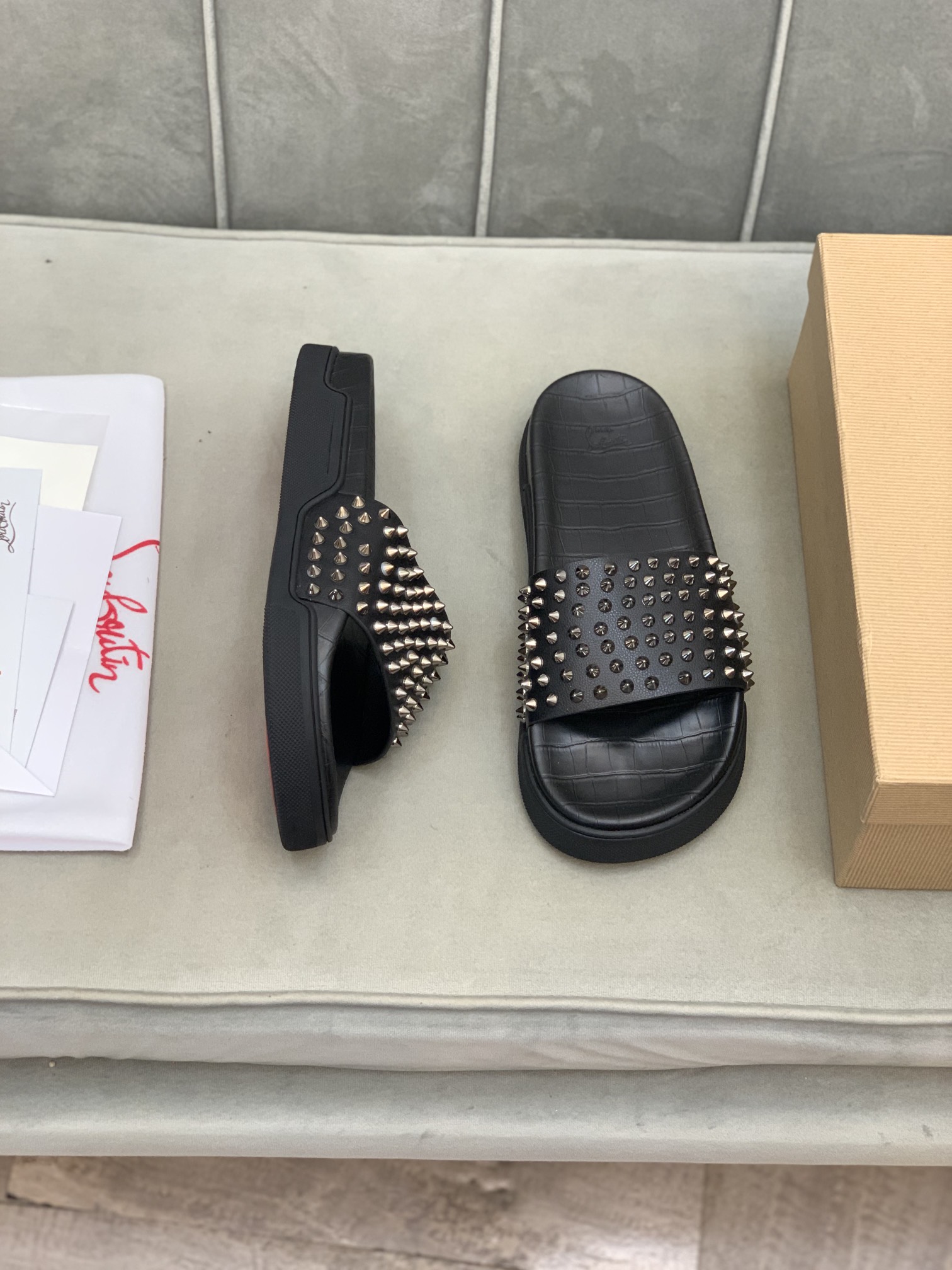Precio de venta: P150 Marca comercial: CL Red Bottom Shoes* "CL*" zapatillas Talla: 38-44 (se puede 