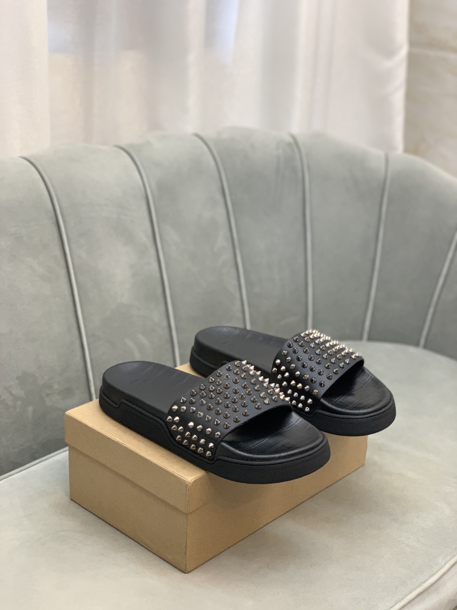 Precio de venta: P150 Marca comercial: CL Red Bottom Shoes* "CL*" zapatillas Talla: 38-44 (se puede 