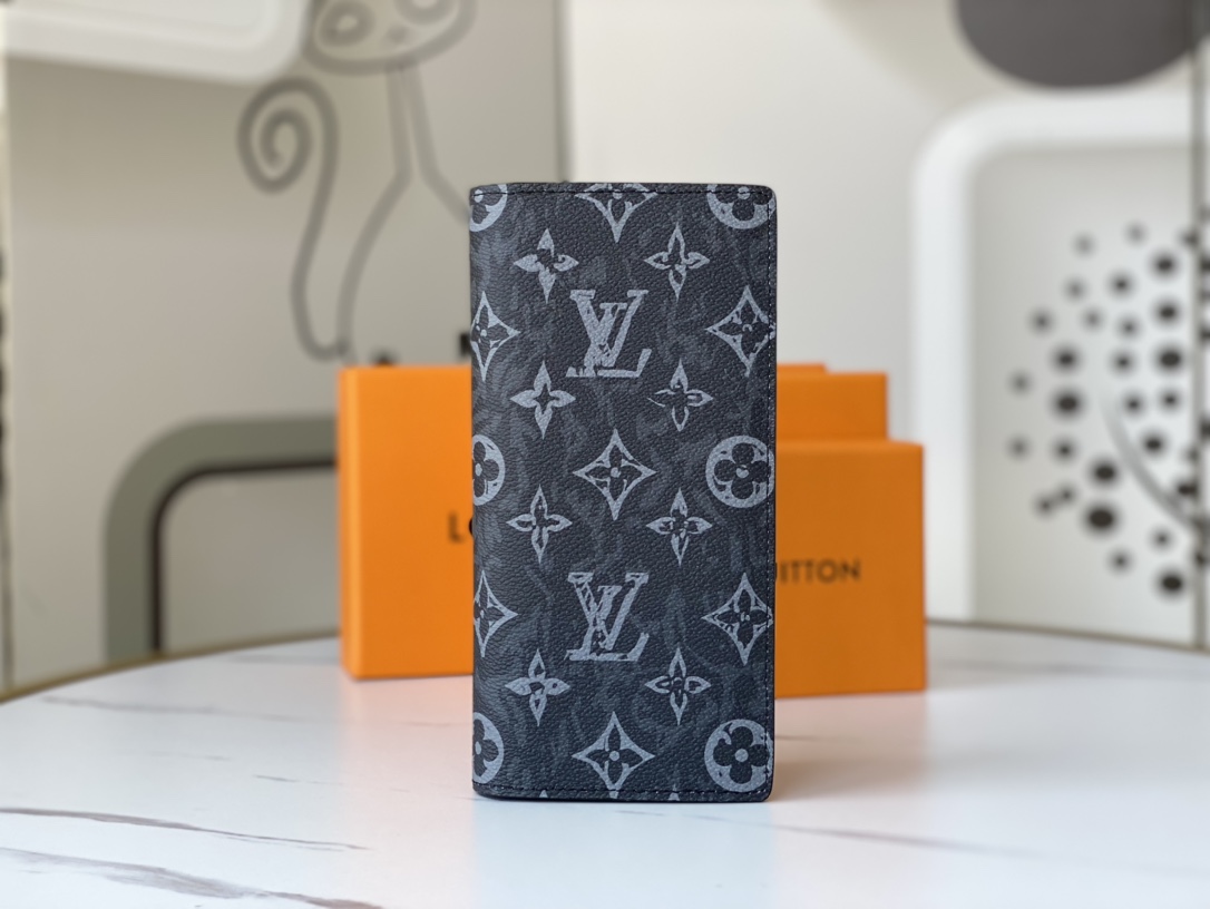 Genuine leather bifold wallet exterior