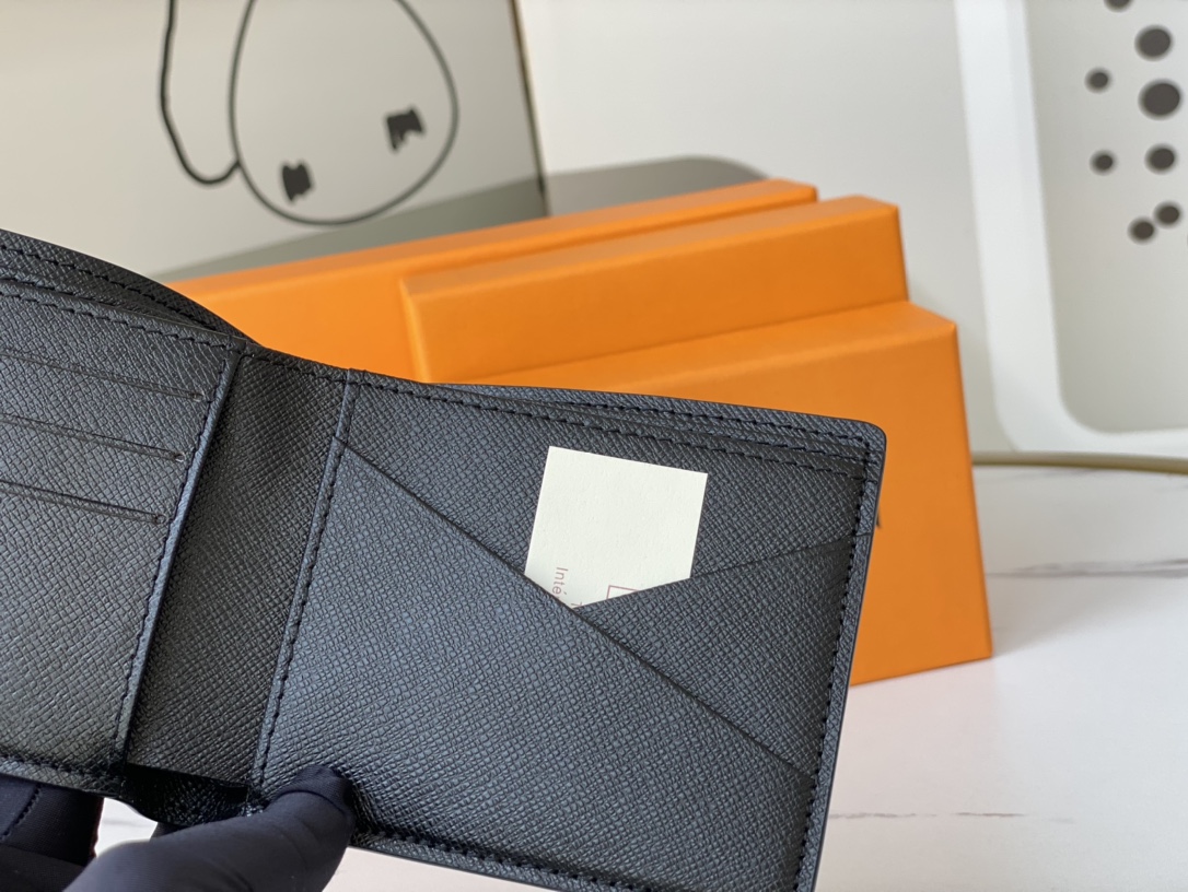 Bifold Wallet - Stitching detail