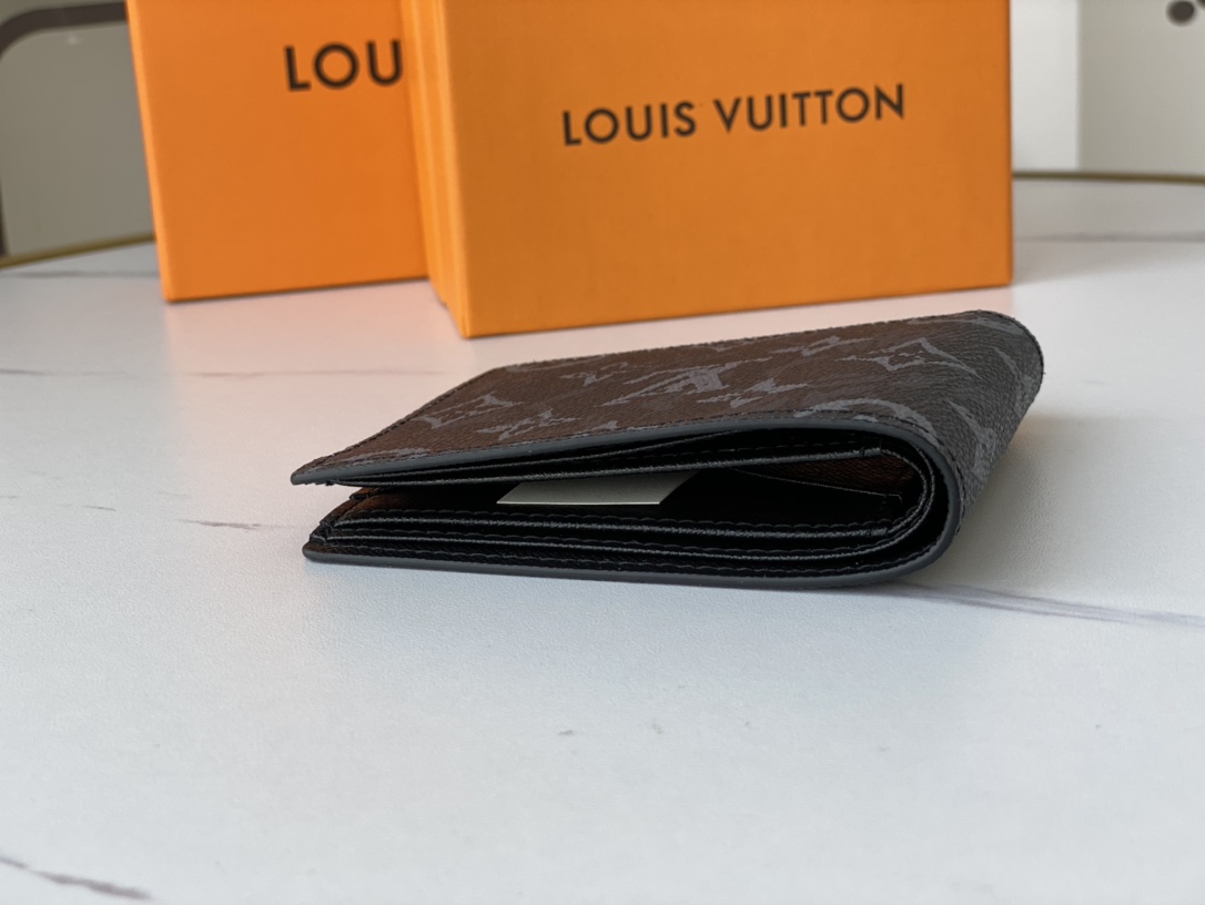 Bifold wallet bill compartment