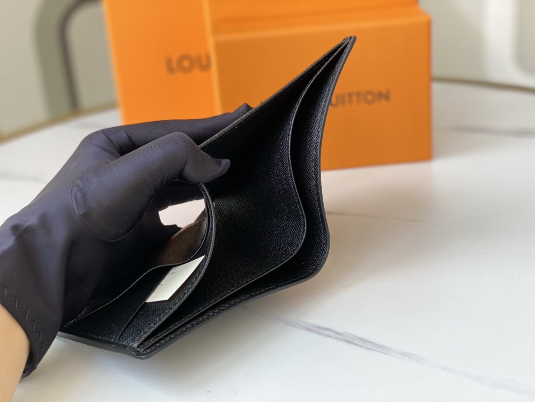 Bifold Wallet - Model carrying in pocket